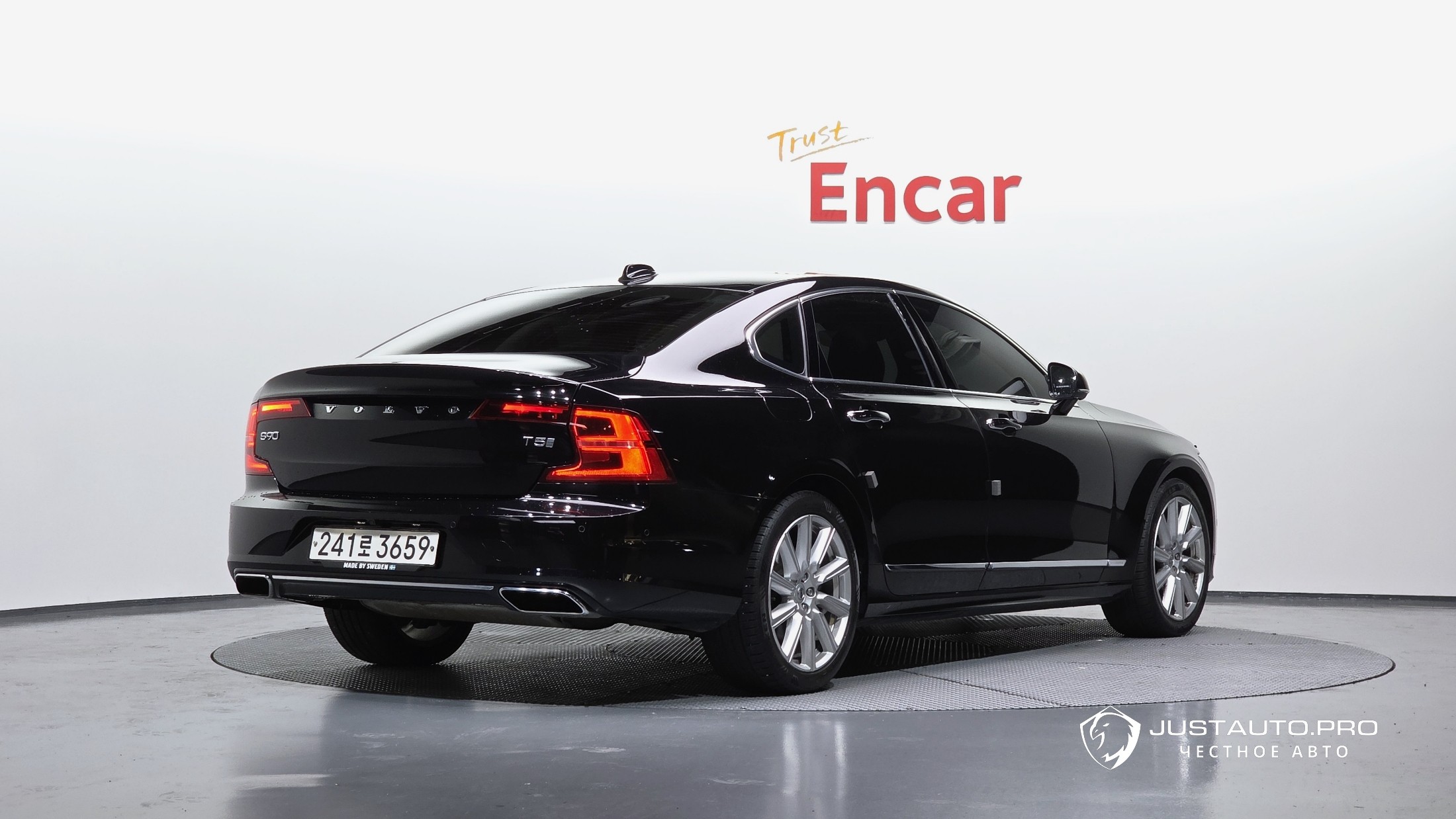 Автомобиль Volvo S90