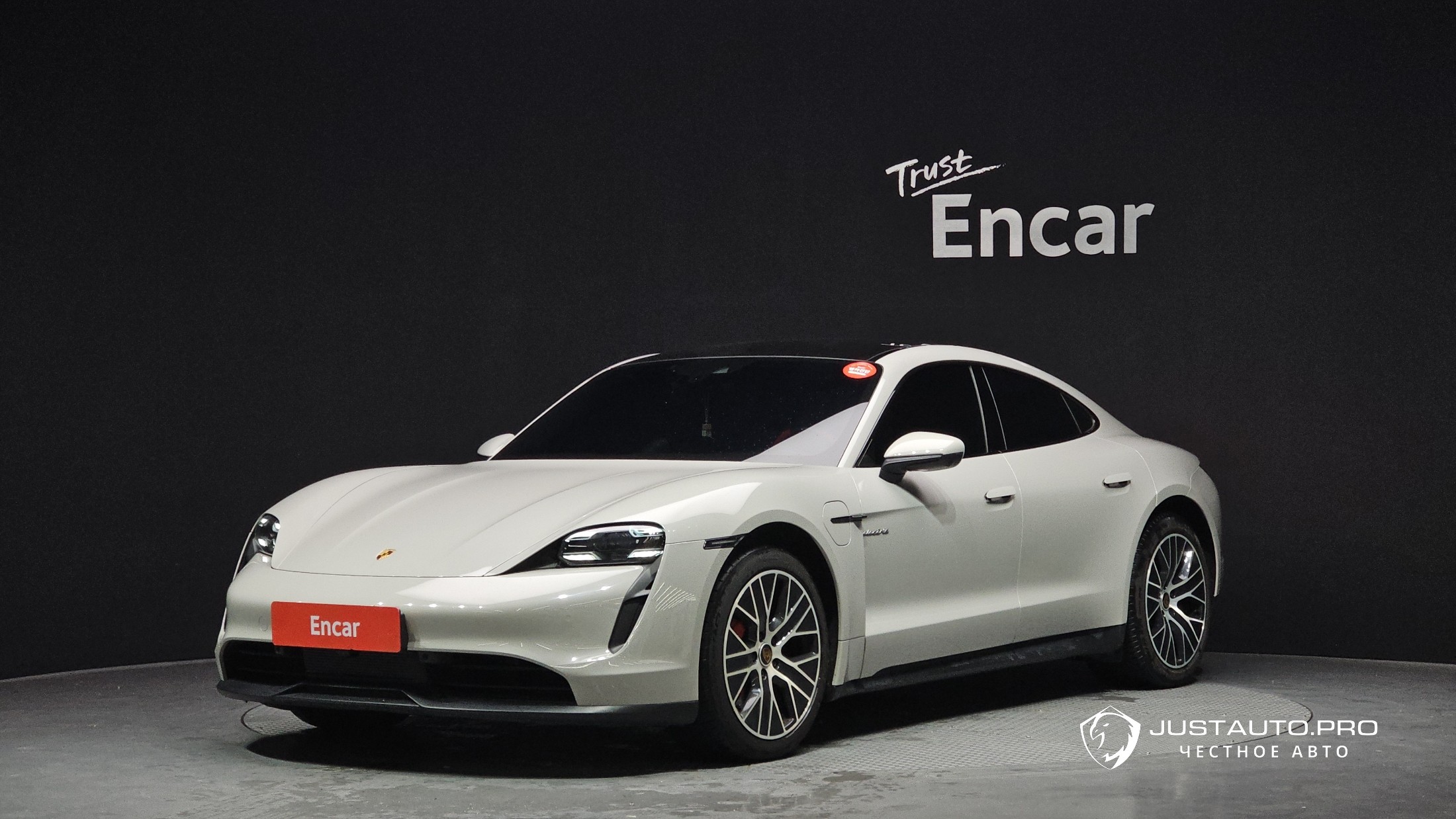 Автомобиль Porsche Taycan
