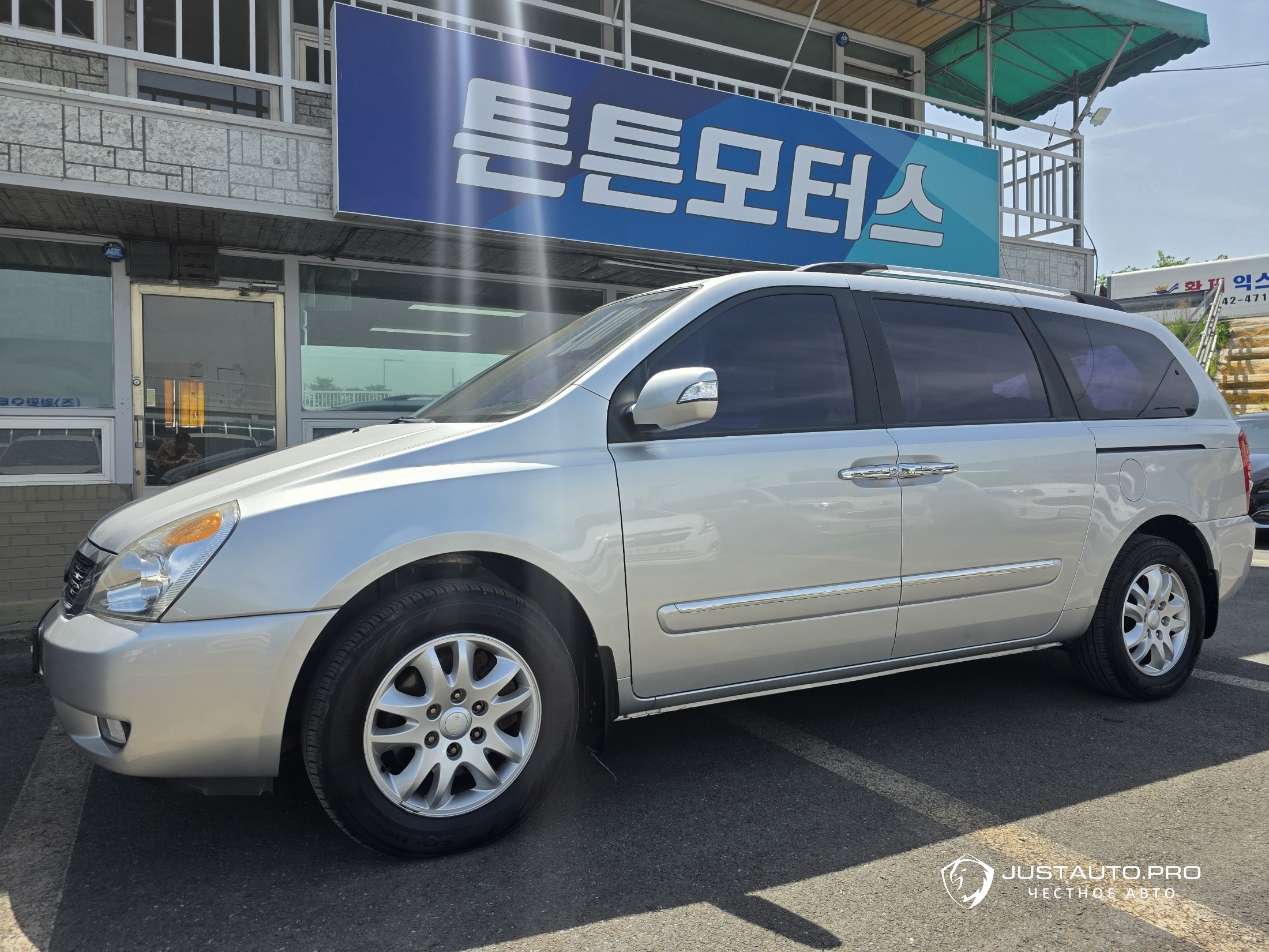 Автомобиль Kia Canival