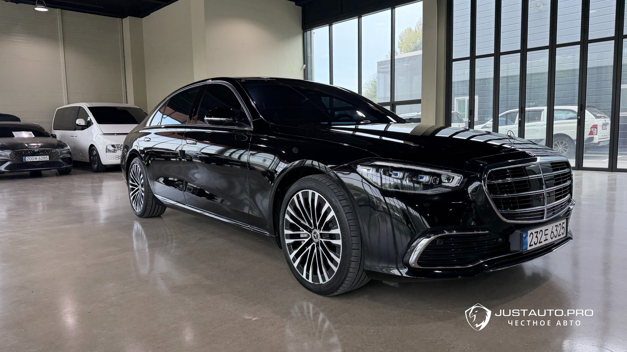 Автомобиль Mercedes-Benz S-Class