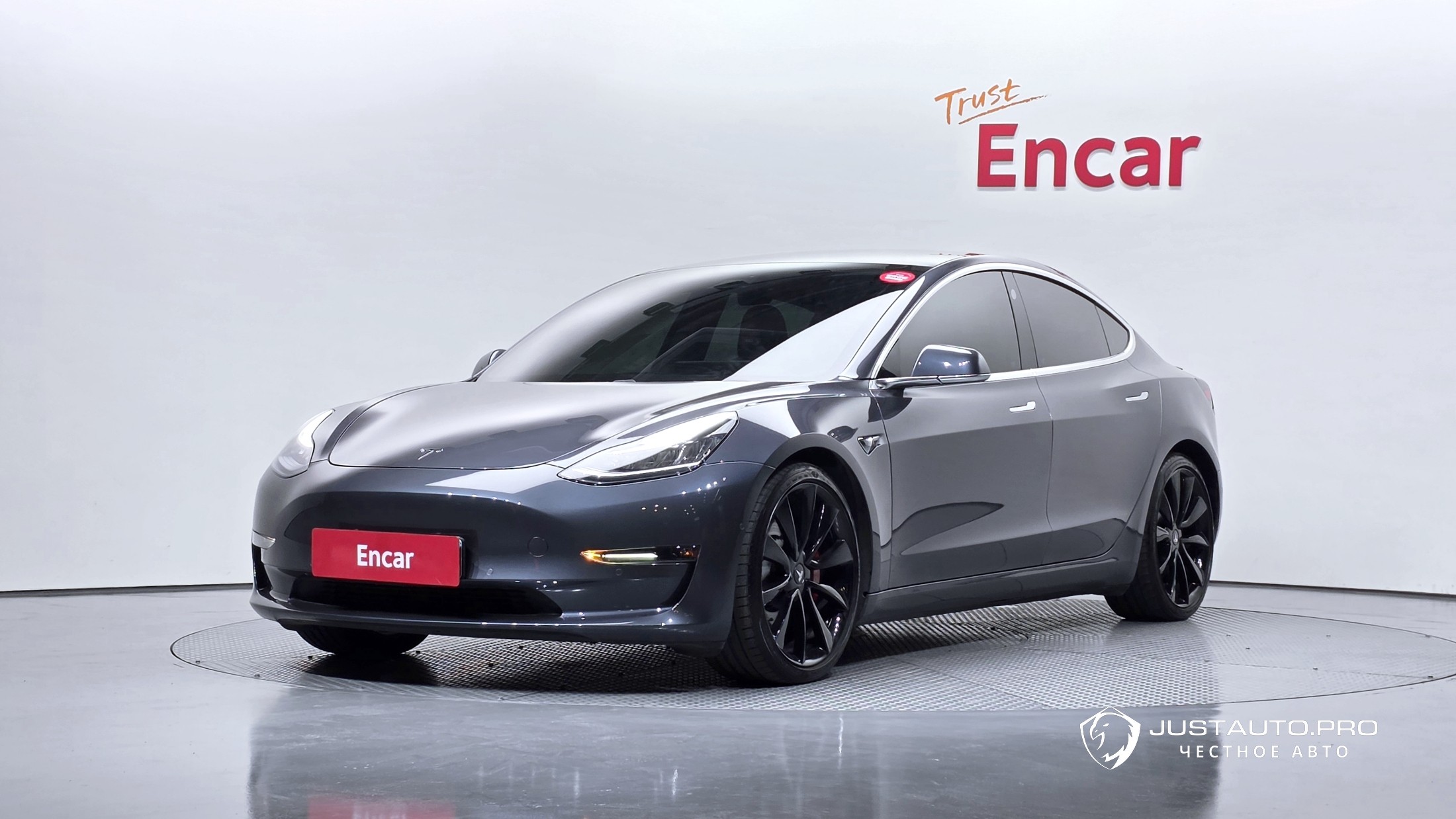 Автомобиль Tesla Model 3