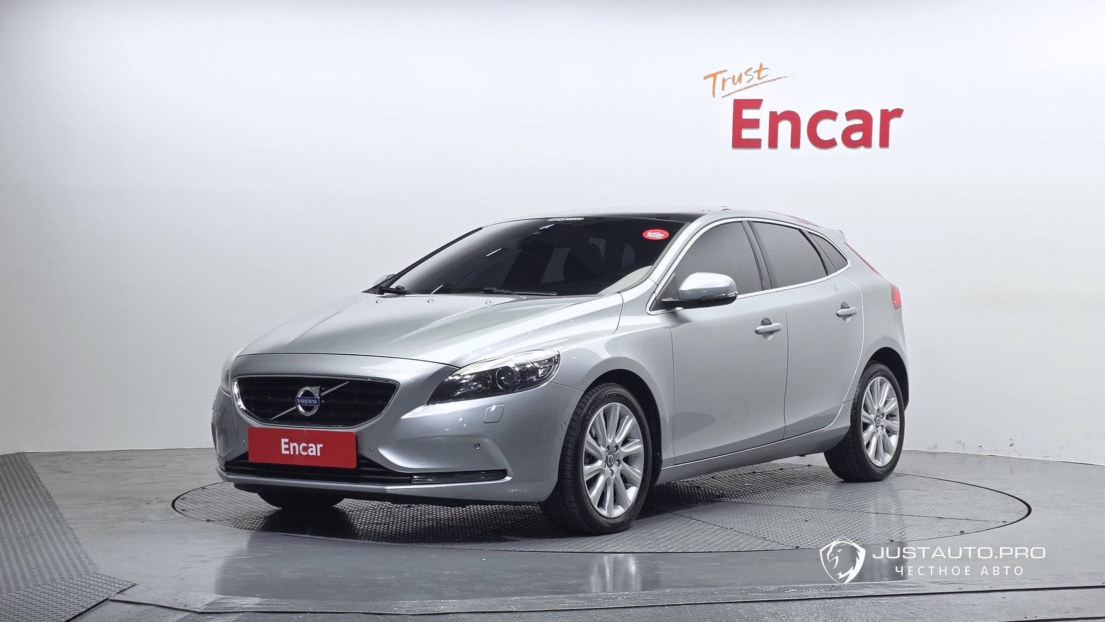 Автомобиль Volvo V40