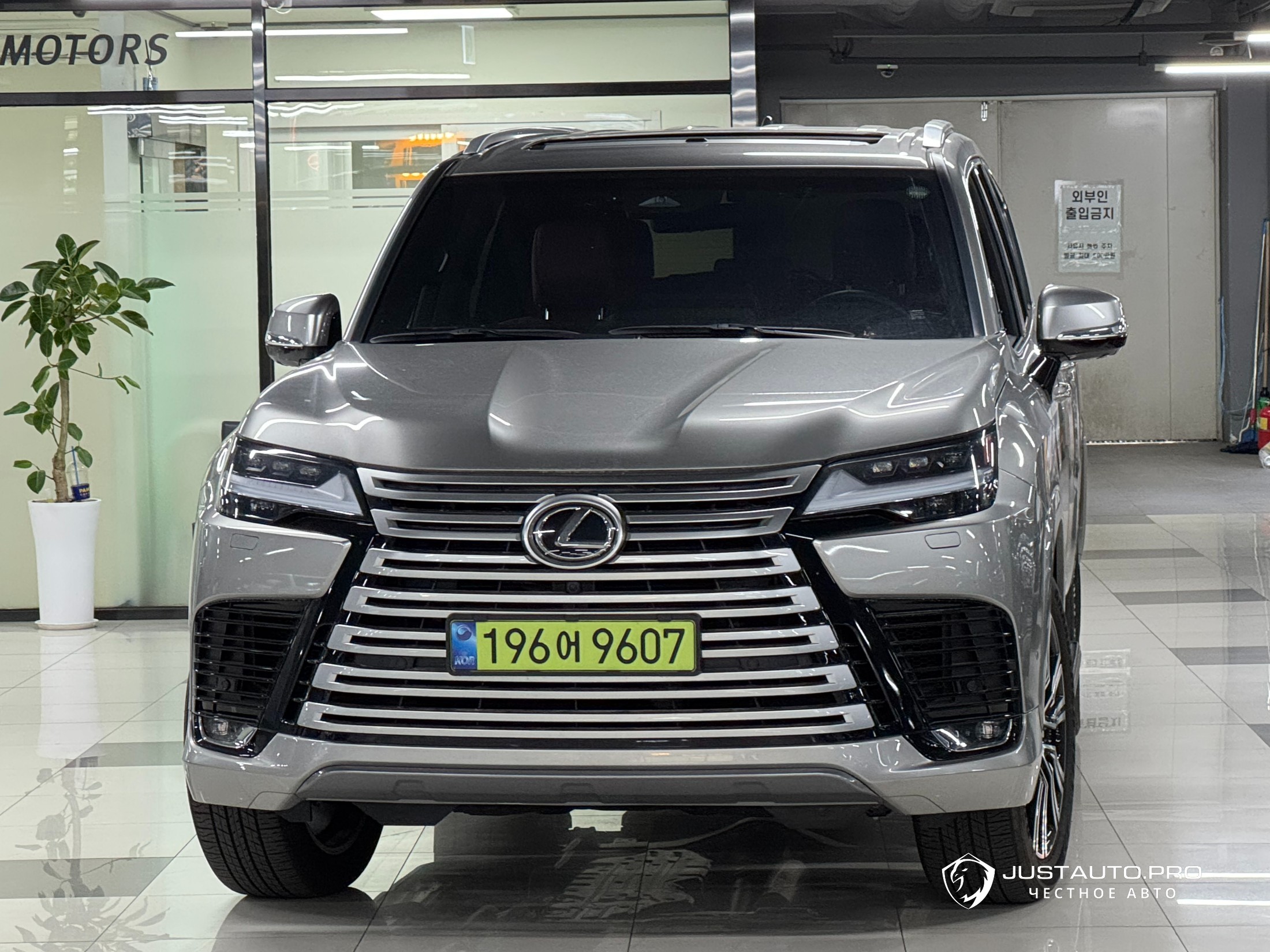 Автомобиль Lexus LX