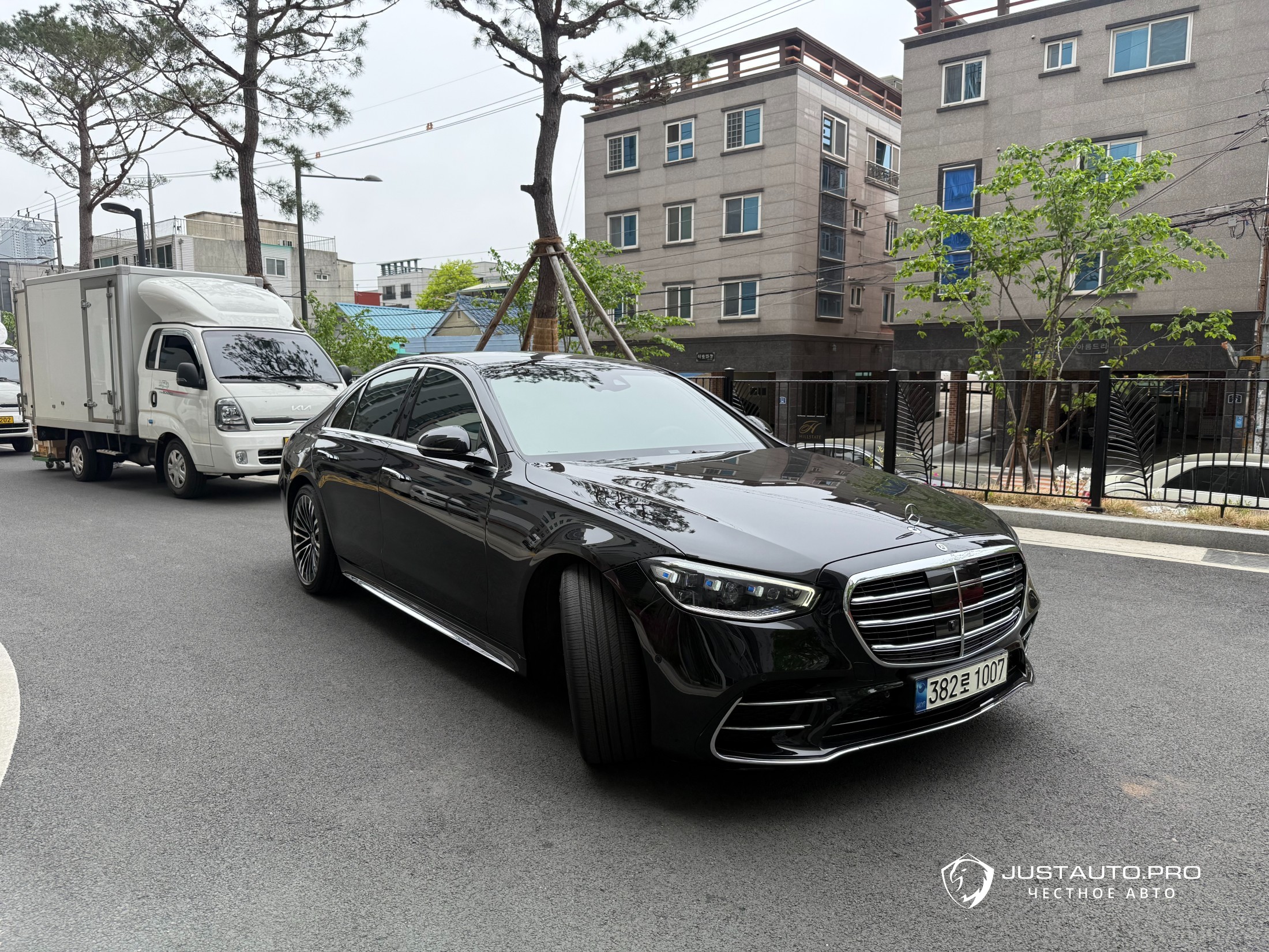 Автомобиль Mercedes-Benz S-Class
