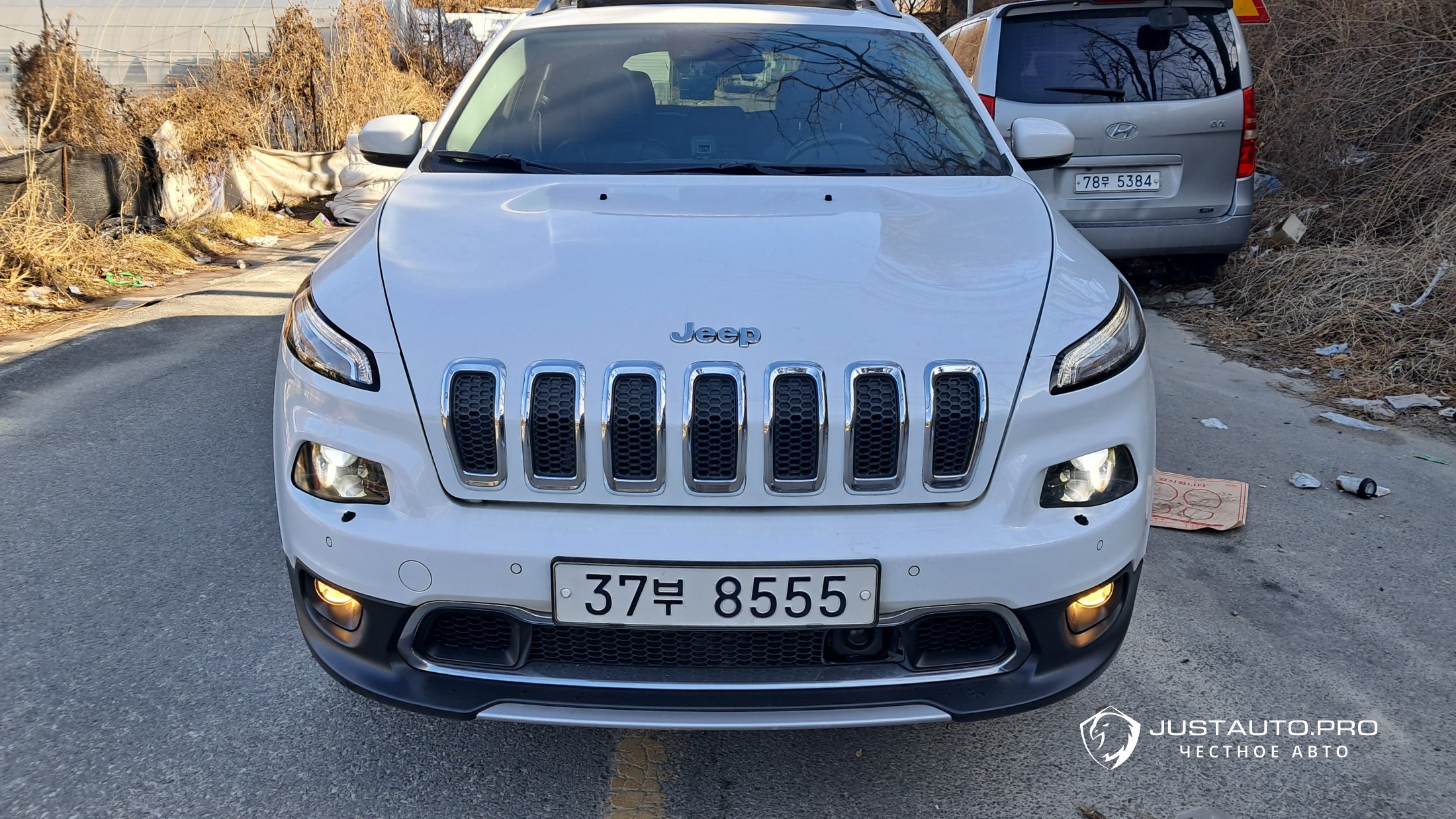Автомобиль Jeep Cherokee