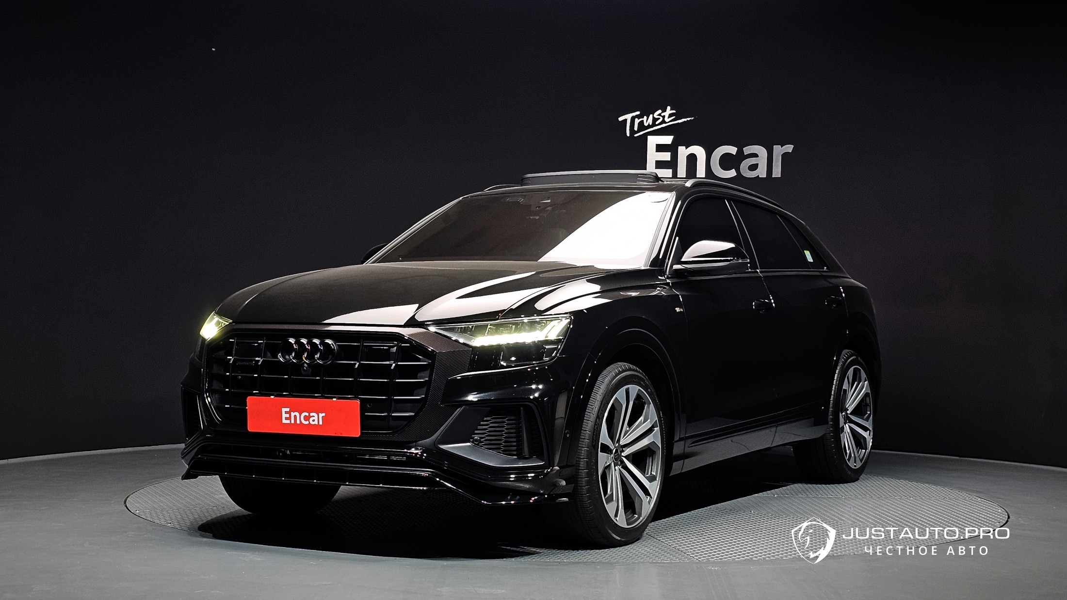 Автомобиль Audi Q8