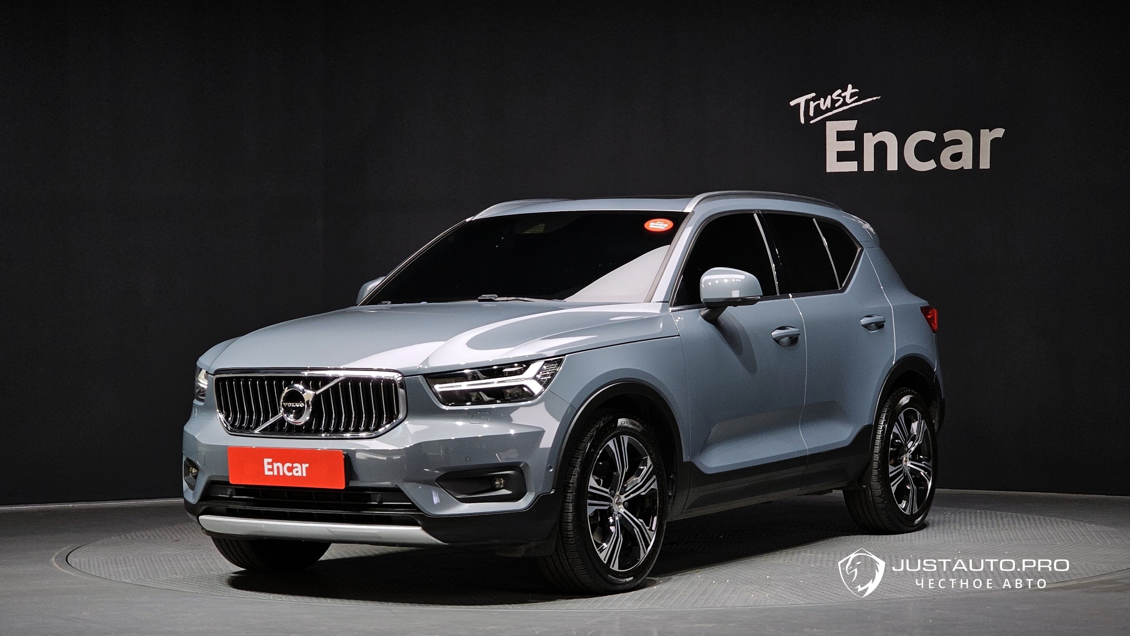Автомобиль Volvo XC40