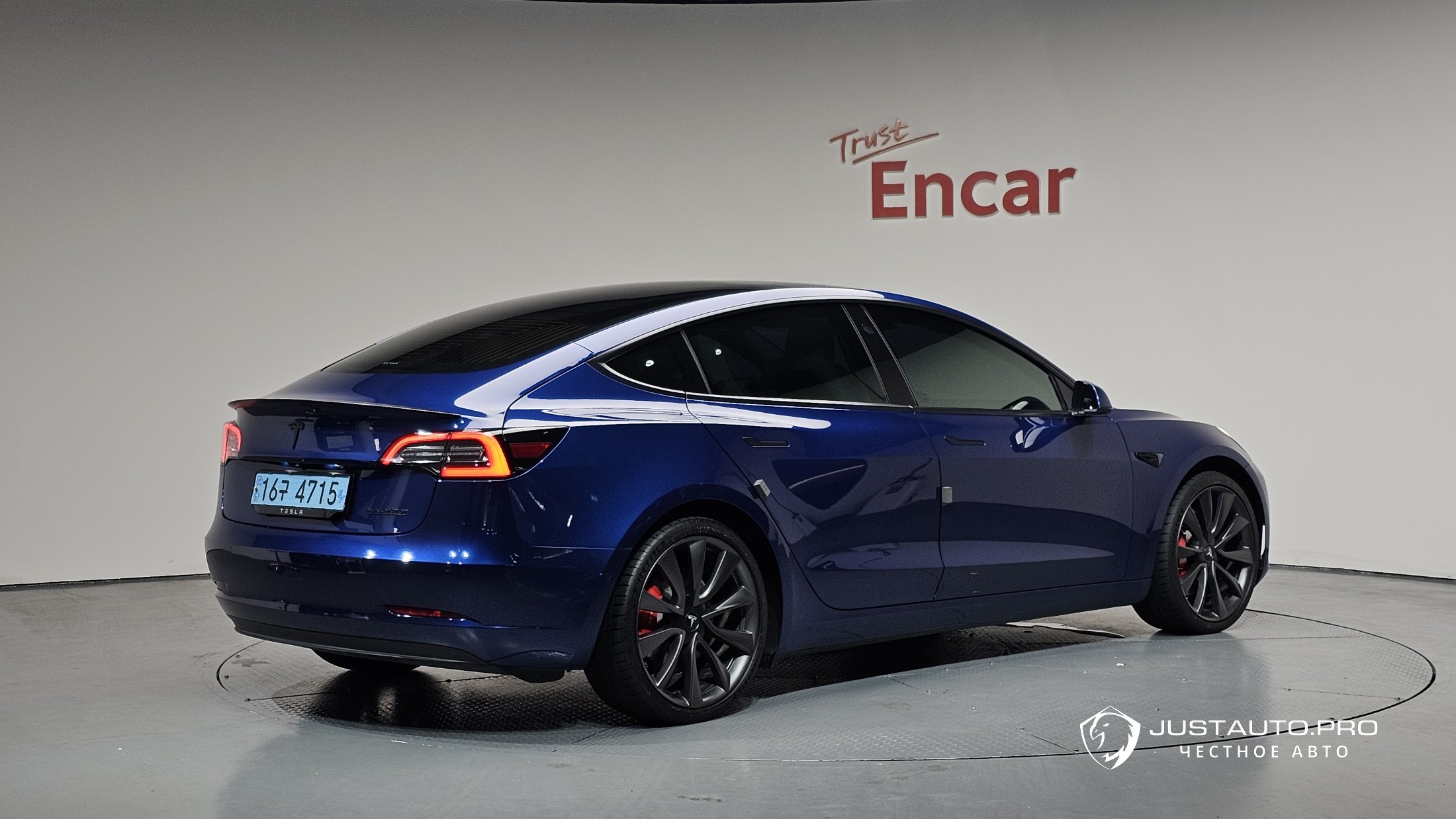 Автомобиль Tesla Model 3