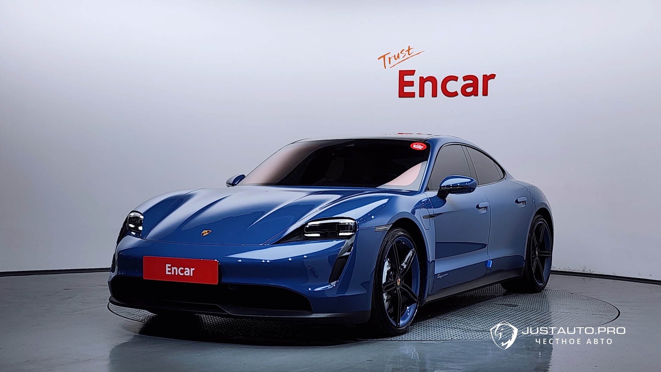 Автомобиль Porsche Taycan