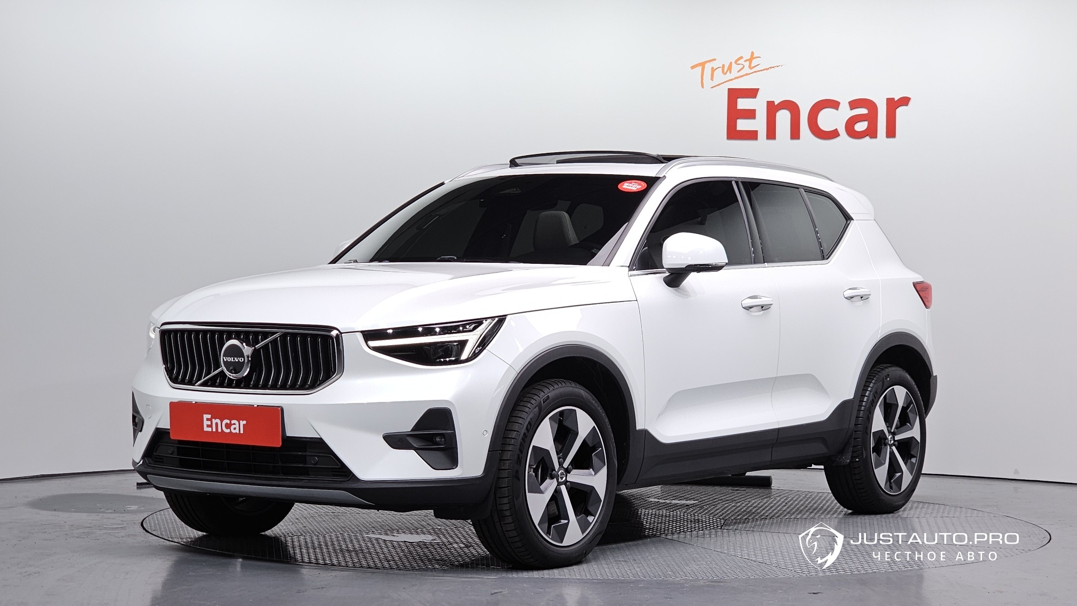 Автомобиль Volvo XC40