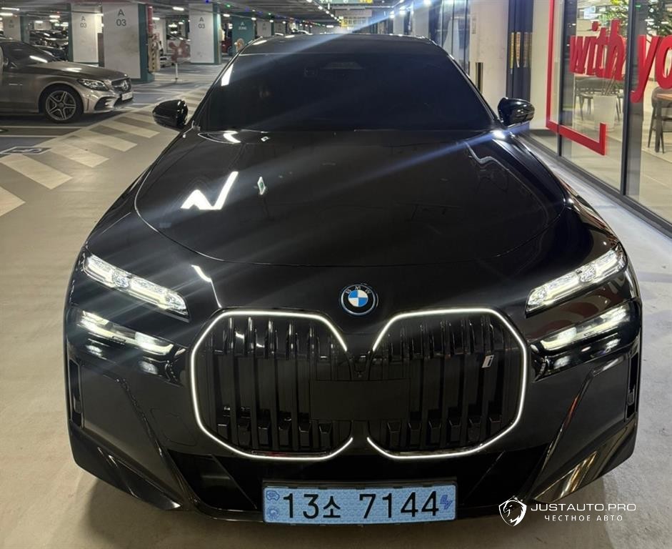 Автомобиль BMW i7
