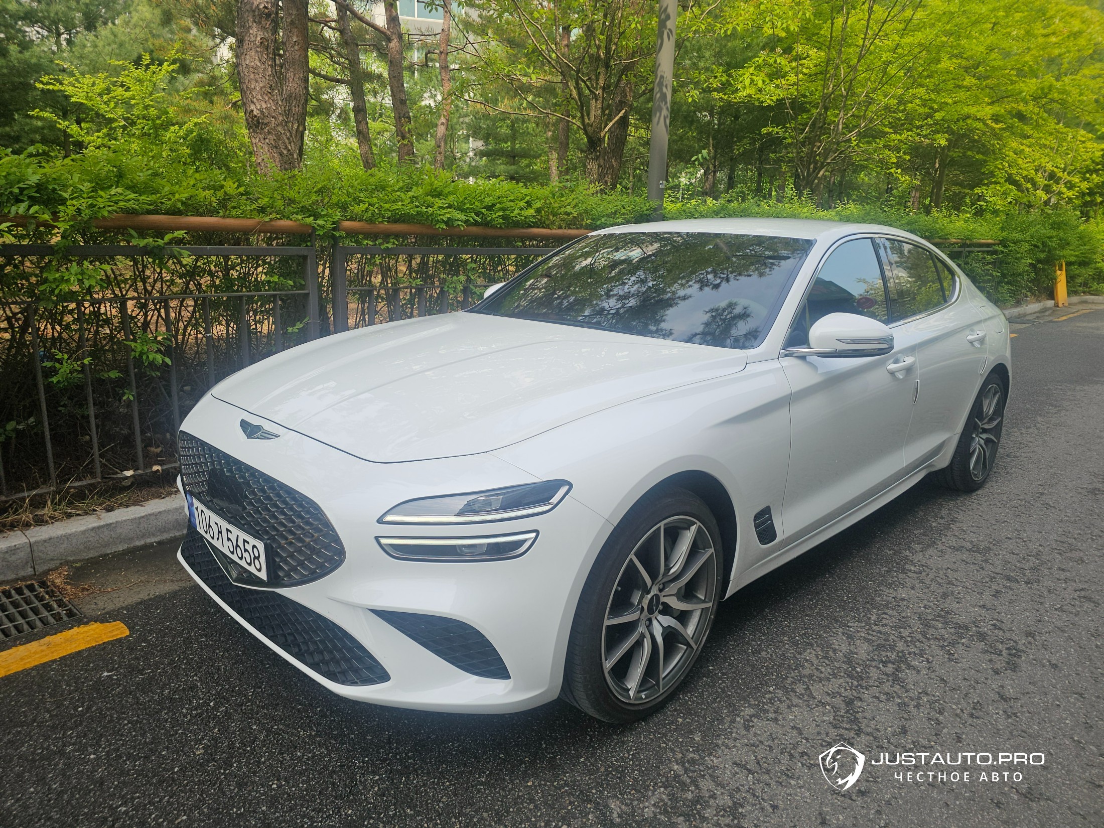 Автомобиль Genesis G70