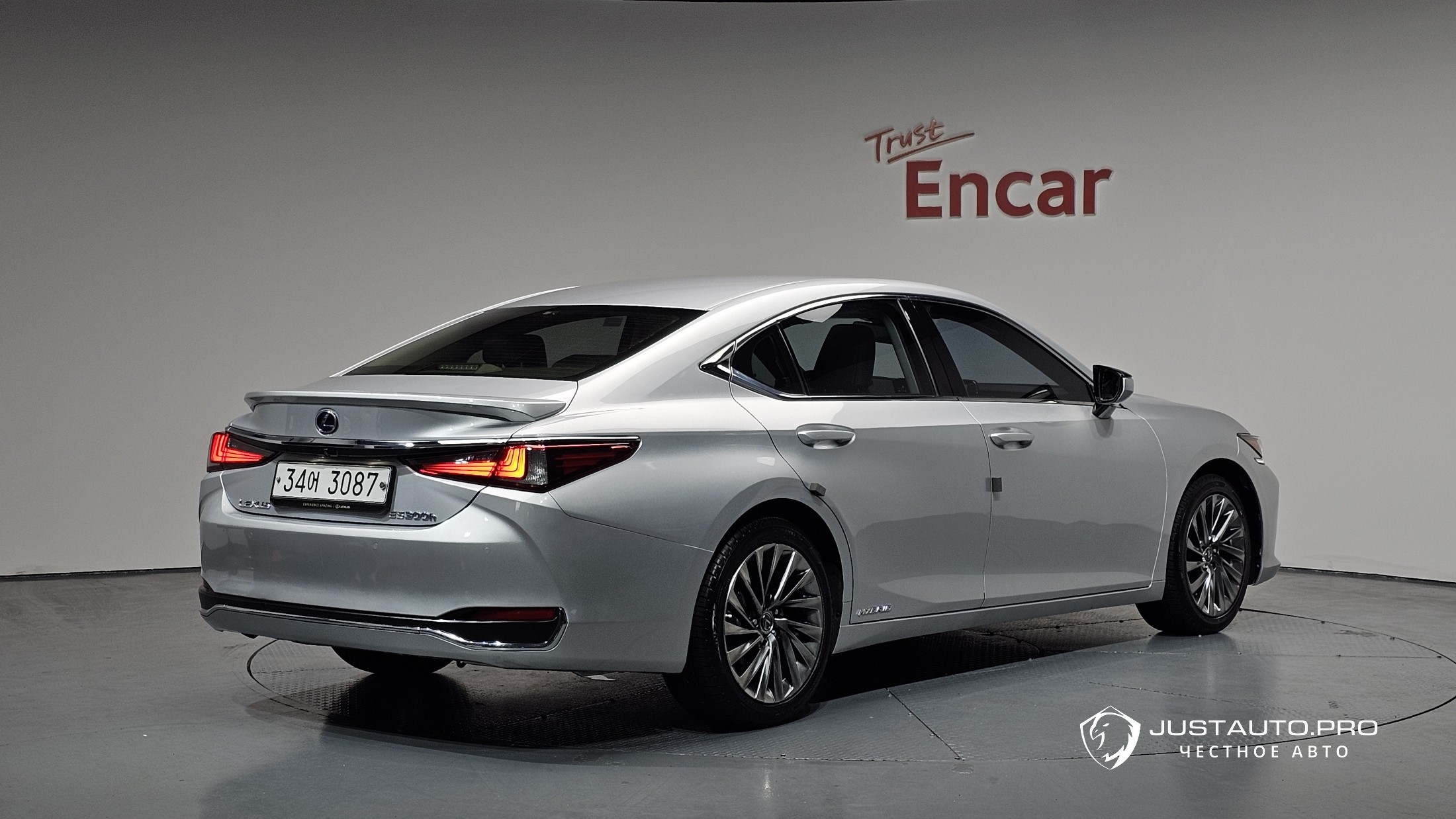 Автомобиль Lexus ES