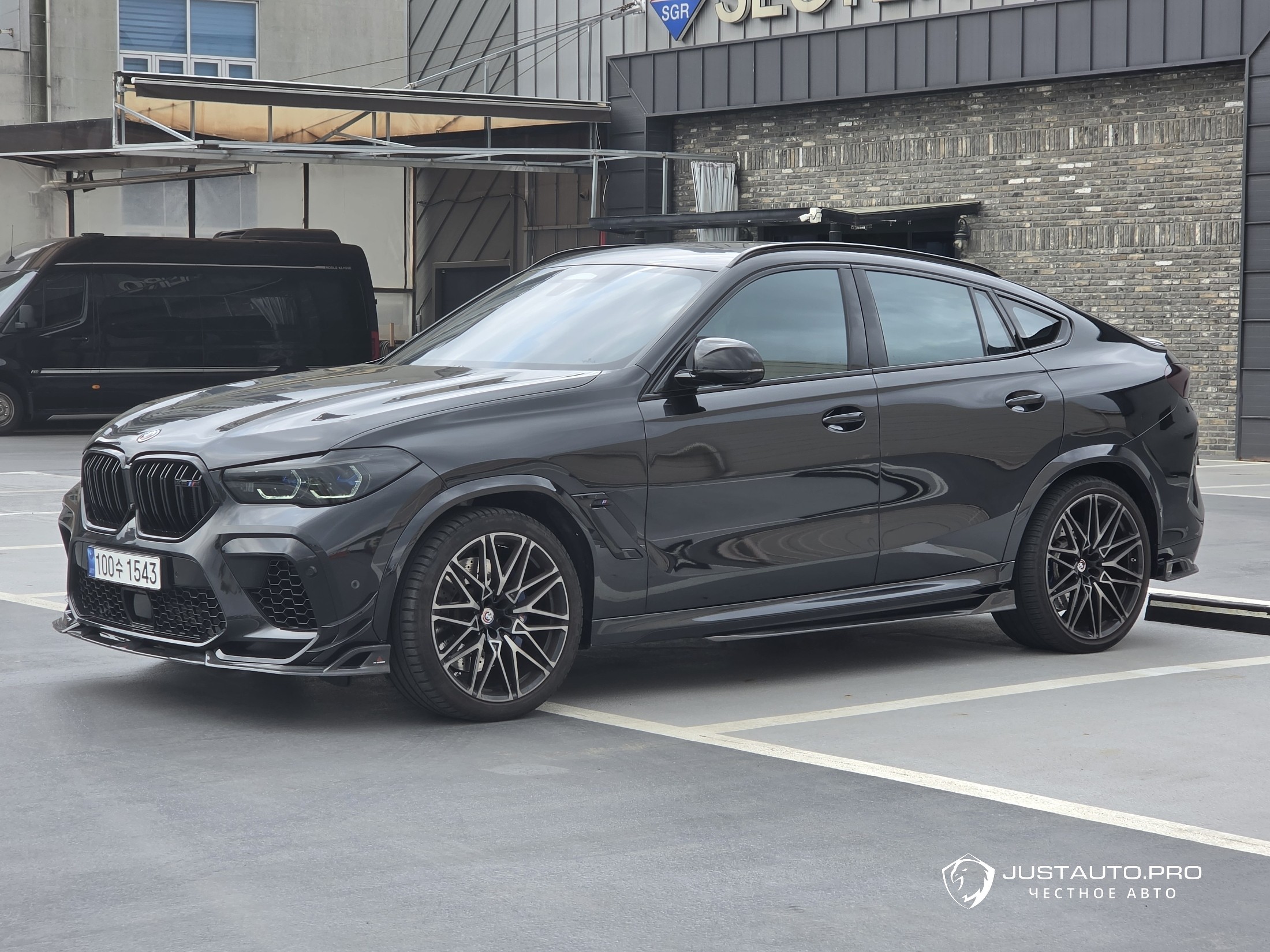 Автомобиль BMW X6M