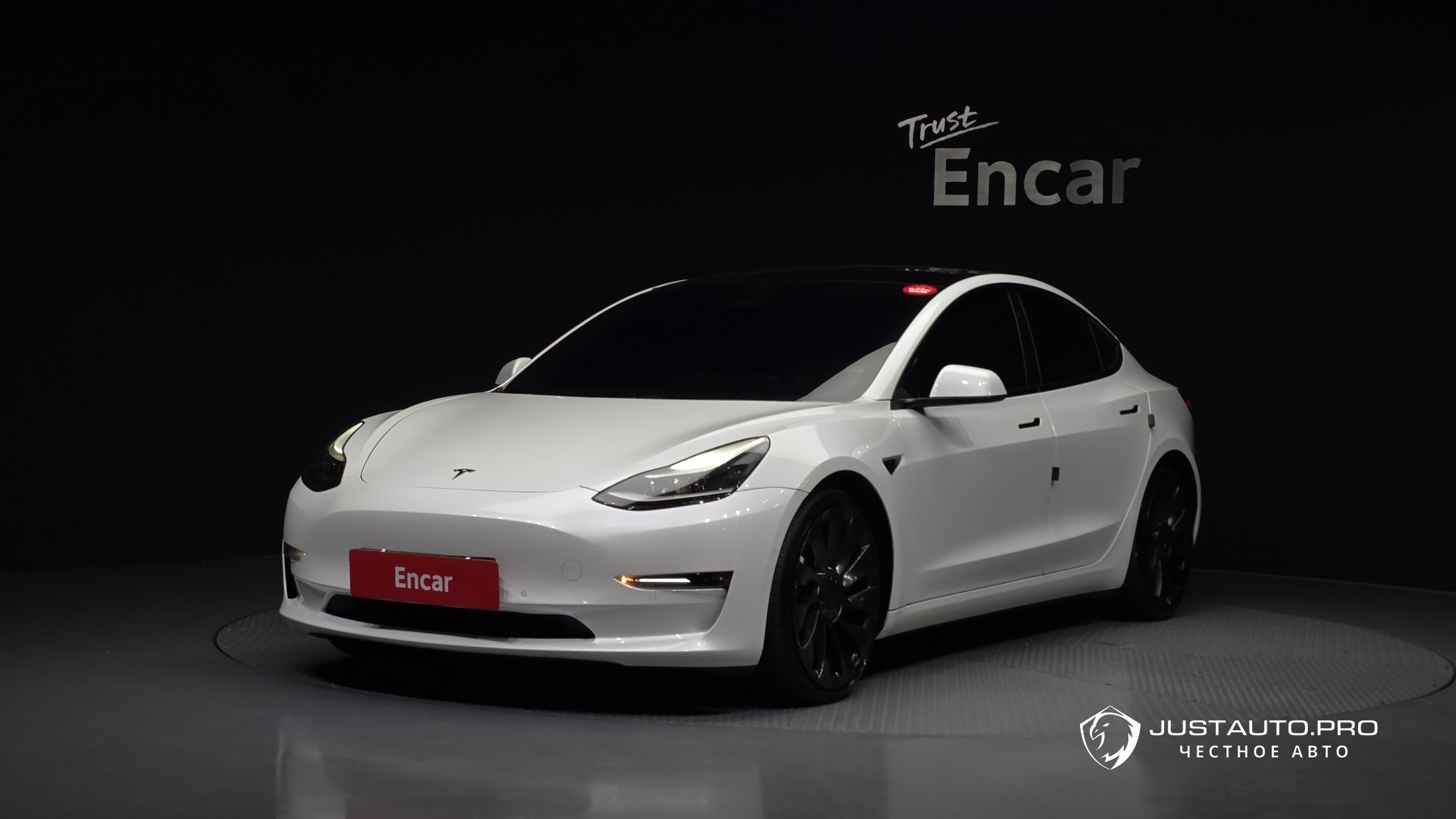 Автомобиль Tesla Model 3