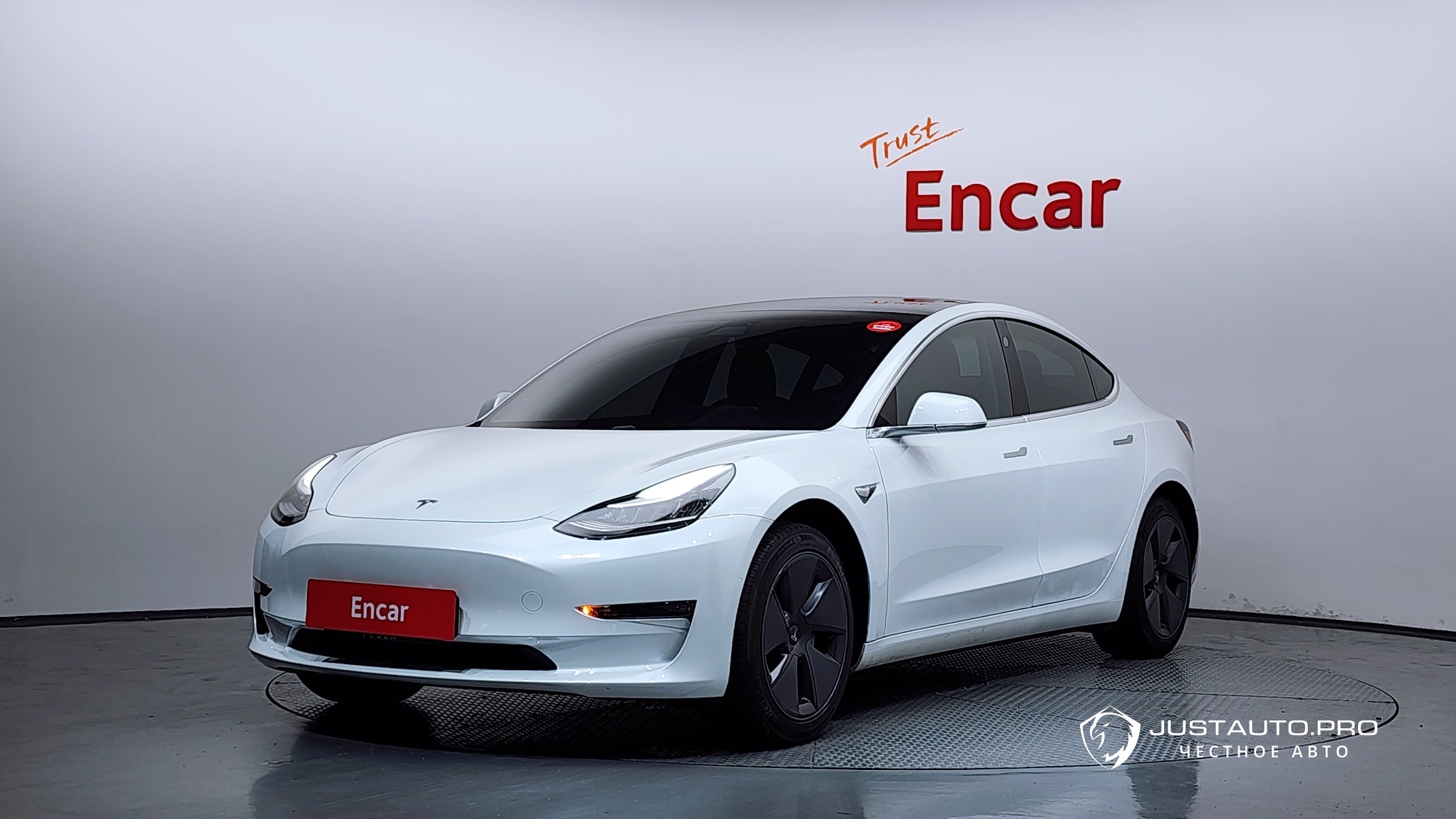 Автомобиль Tesla Model 3