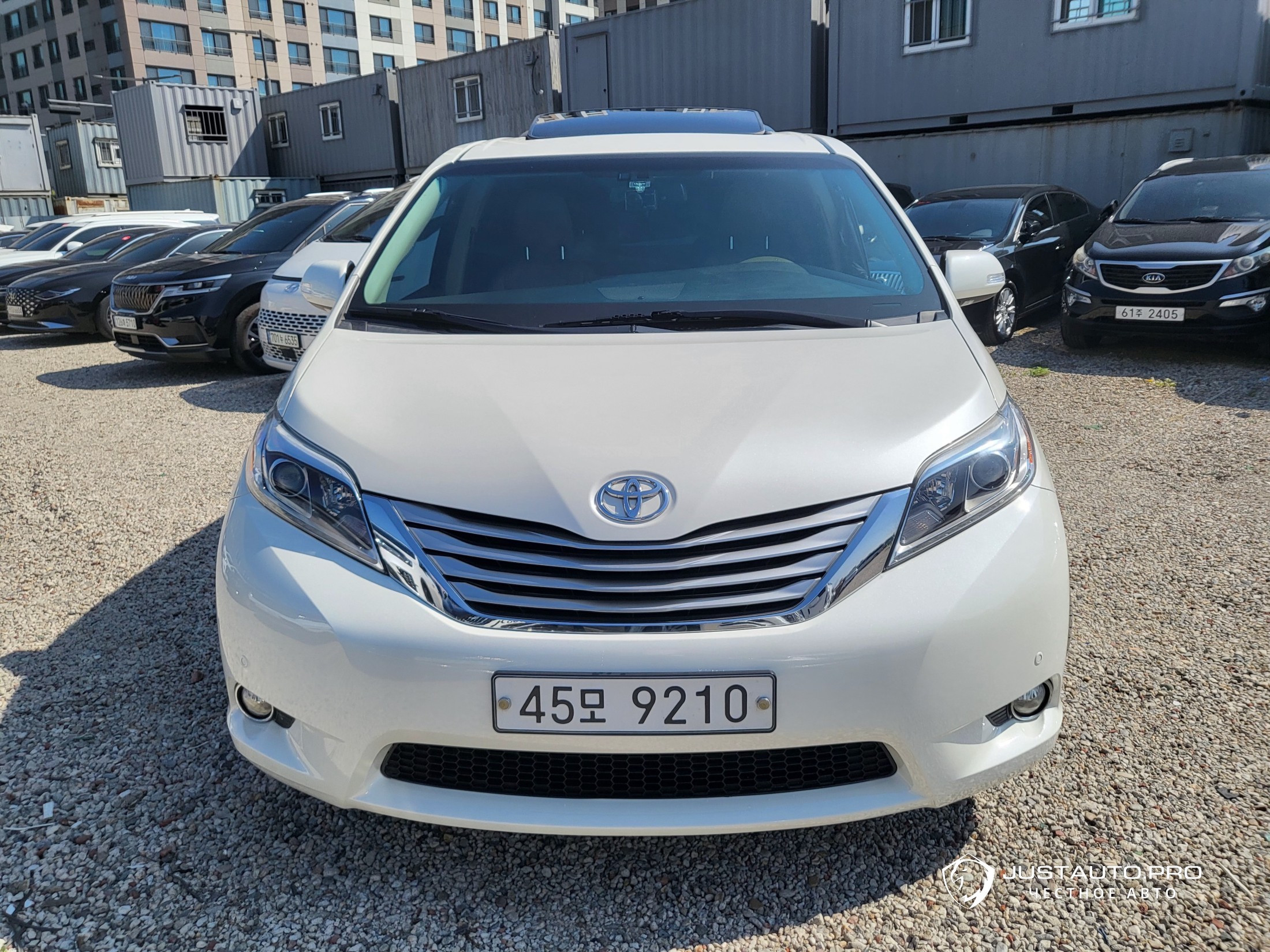 Автомобиль Toyota Sienna