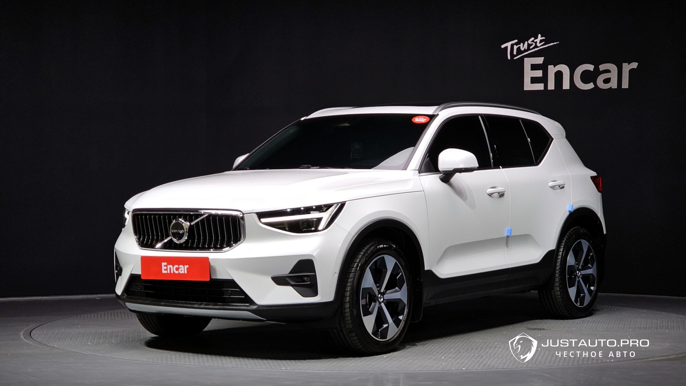 Автомобиль Volvo XC40
