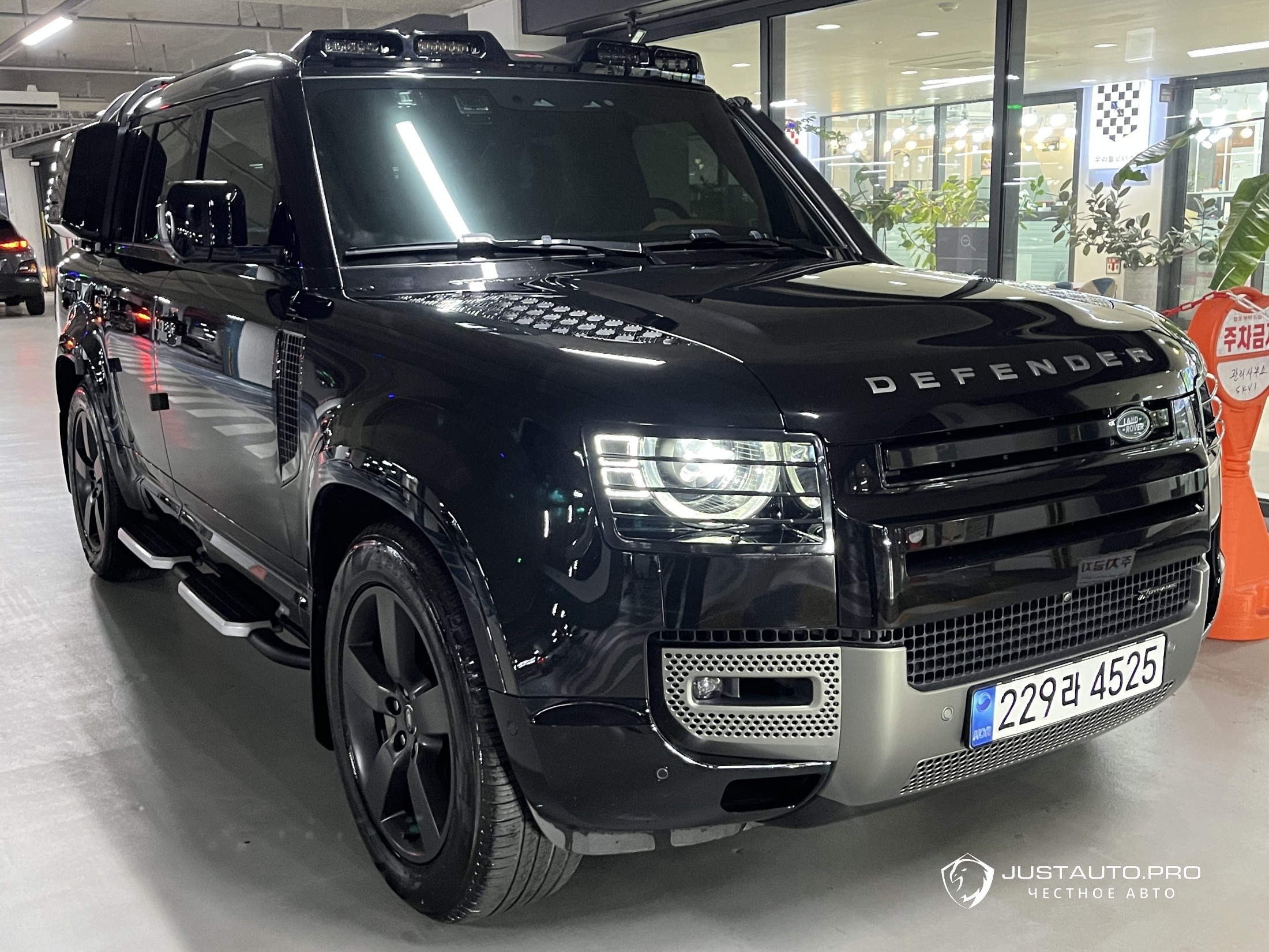 Автомобиль Land Rover Defender