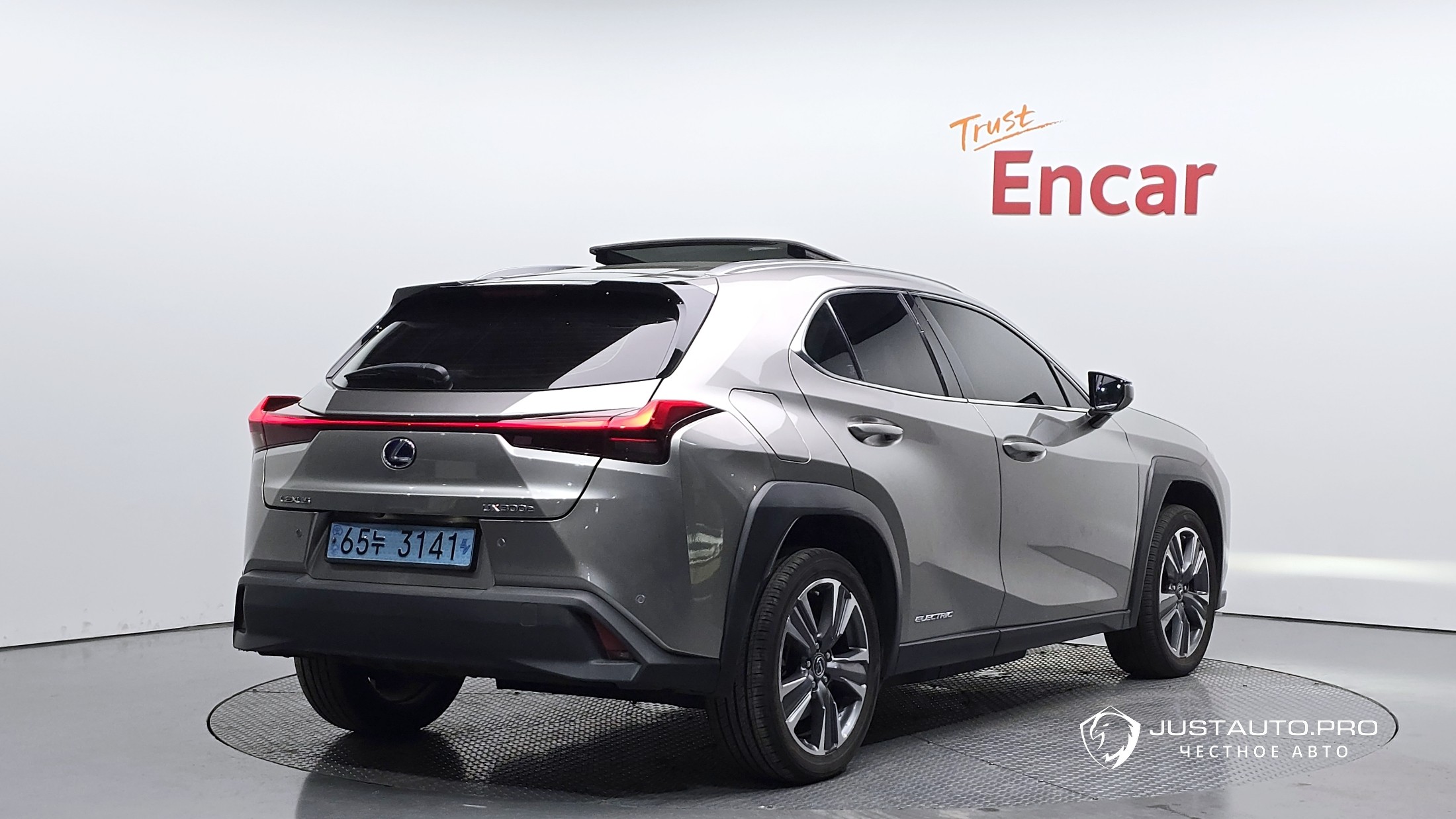Автомобиль Lexus UX
