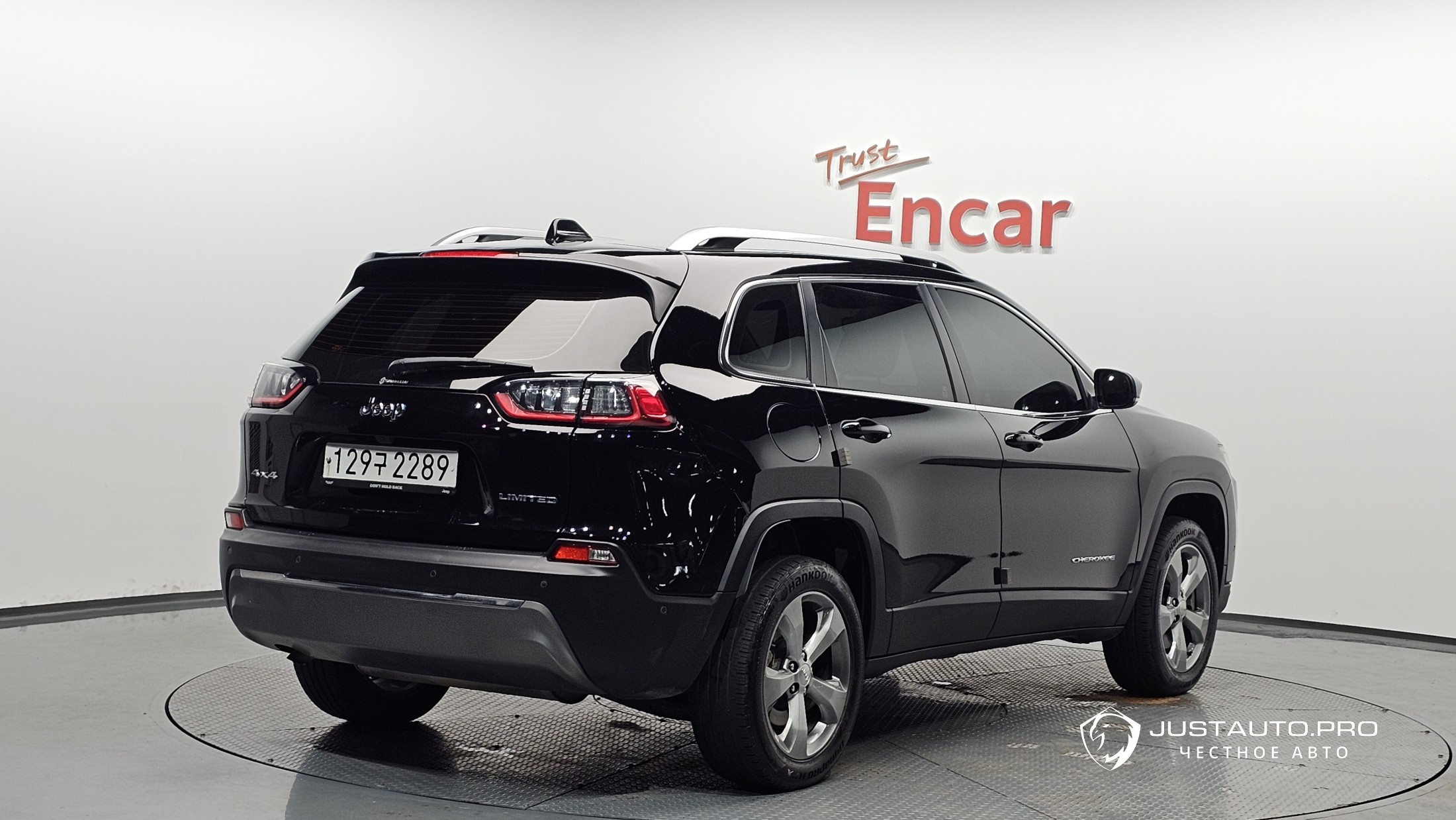 Автомобиль Jeep Cherokee