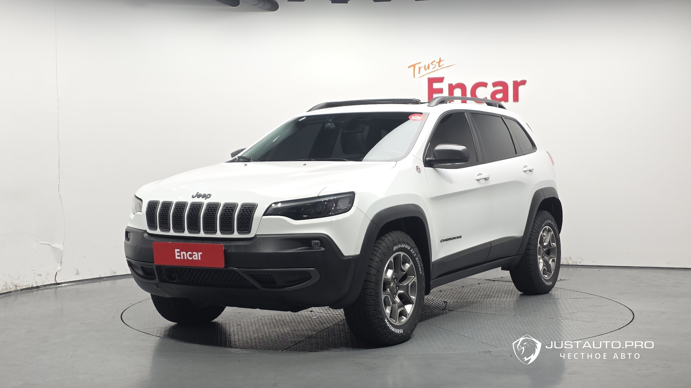 Автомобиль Jeep Cherokee