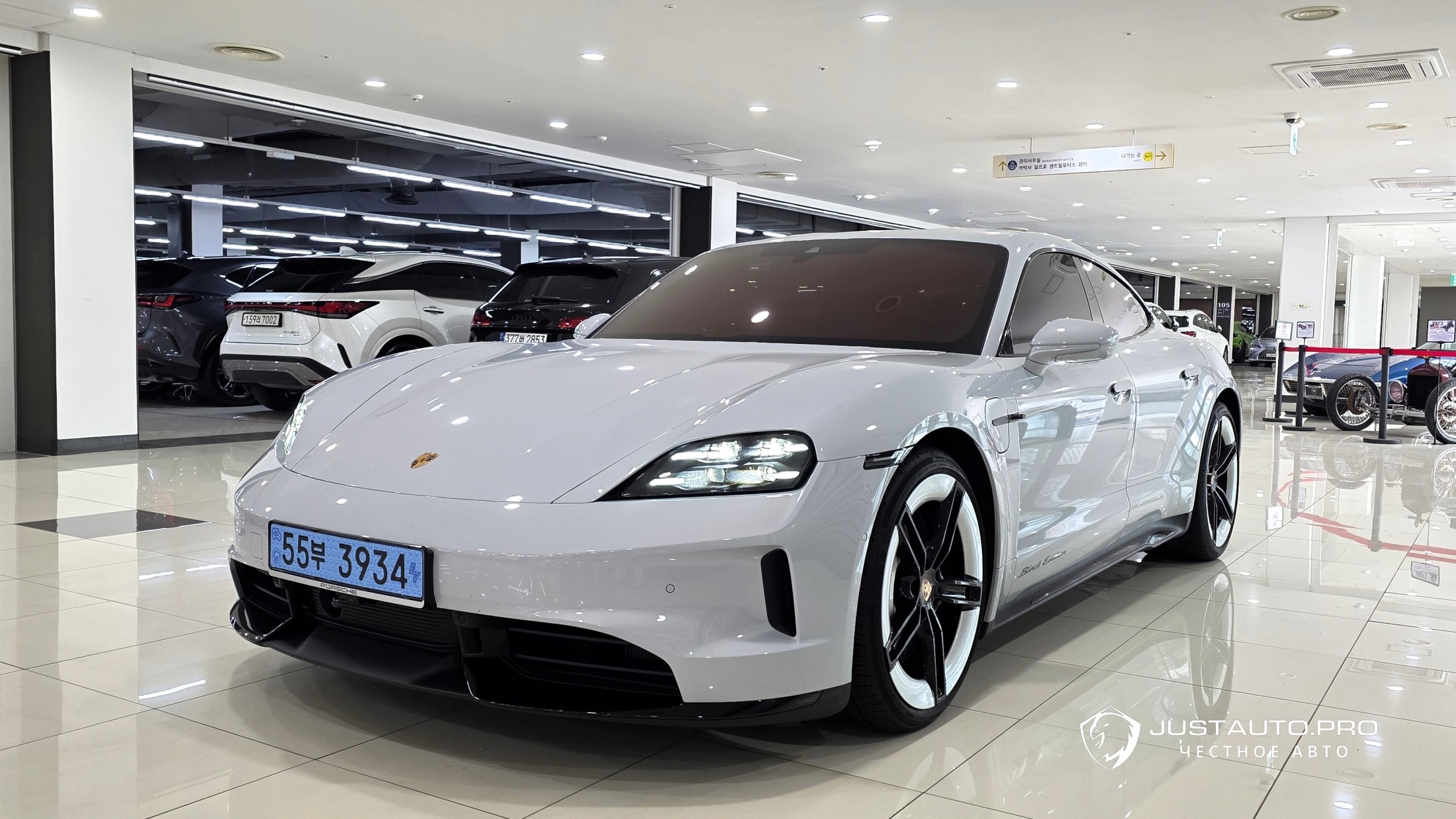 Автомобиль Porsche Taycan