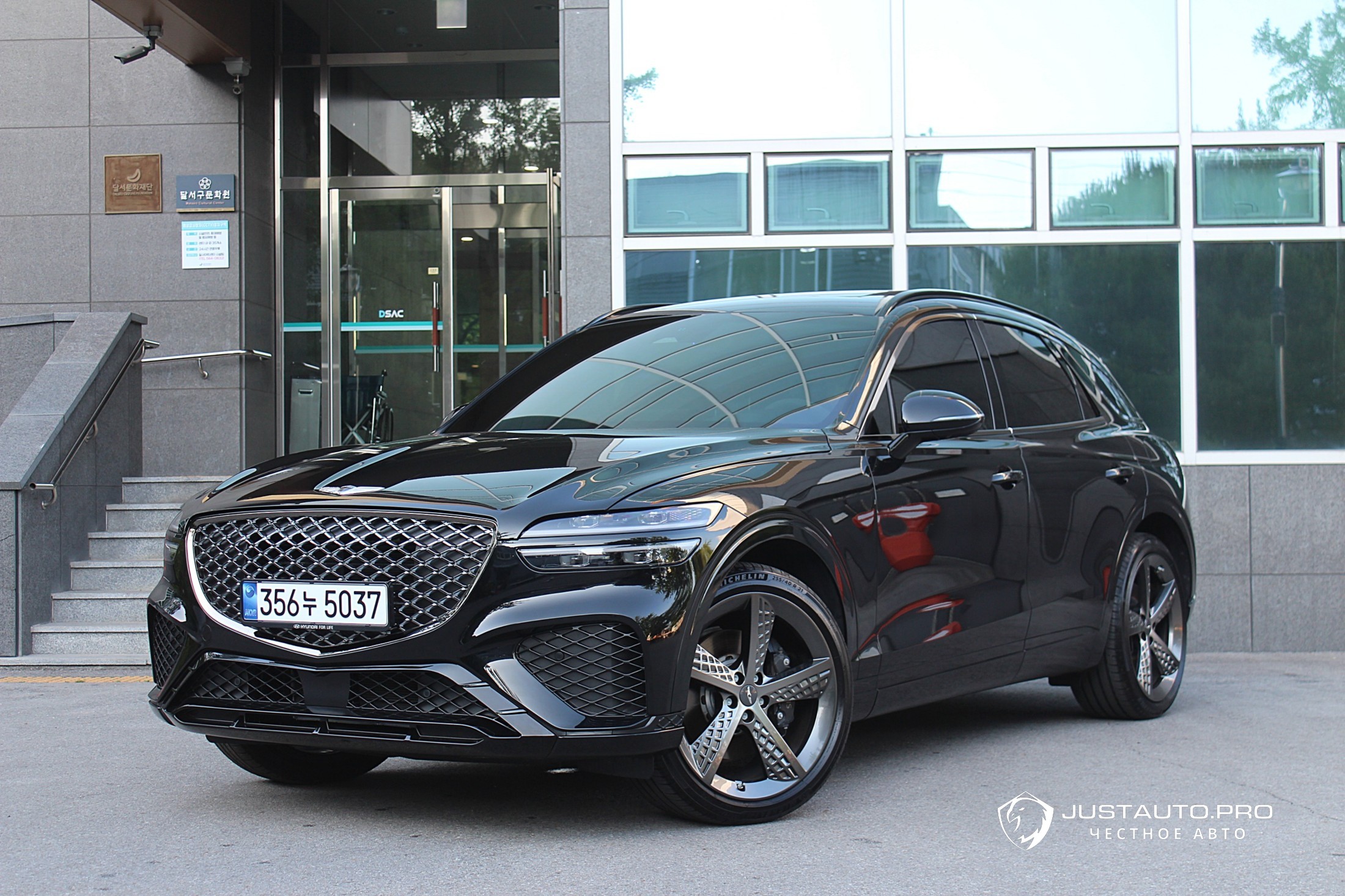 Автомобиль Genesis GV70