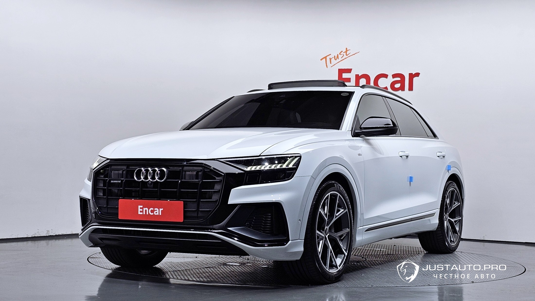 Автомобиль Audi Q8