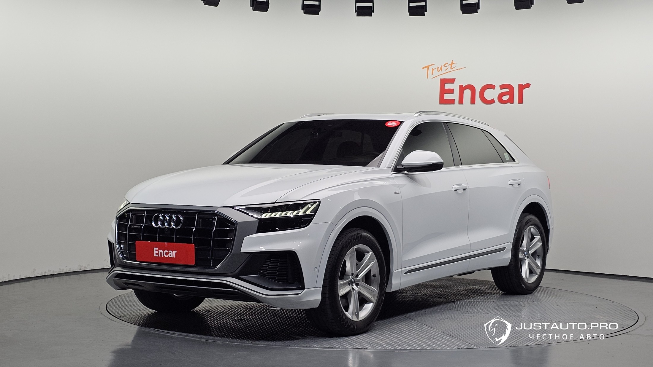 Автомобиль Audi Q8