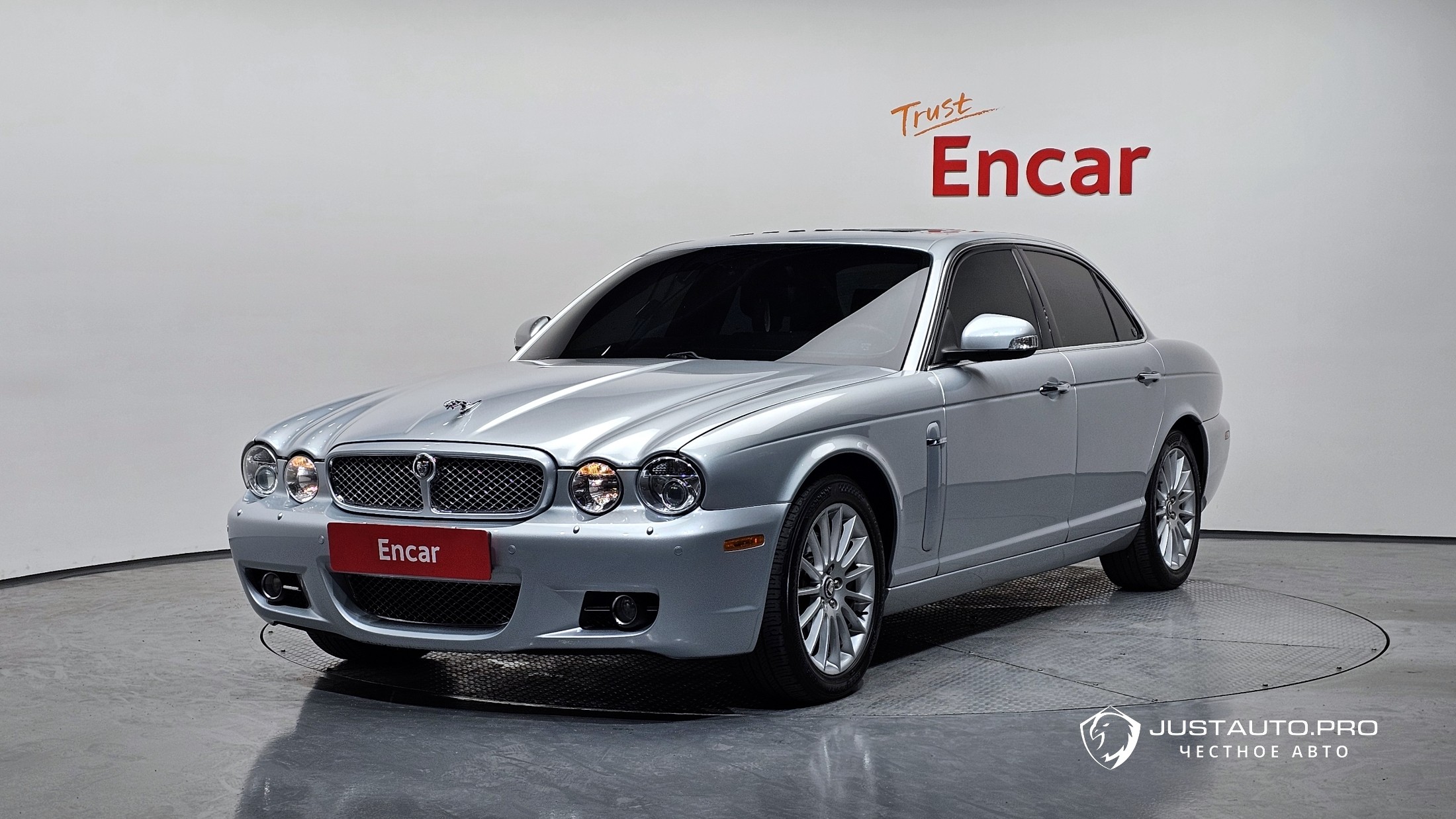 Автомобиль Jaguar XJ