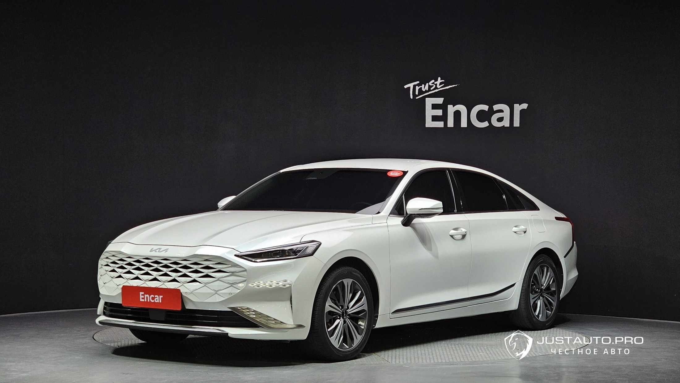 Автомобиль Kia K8