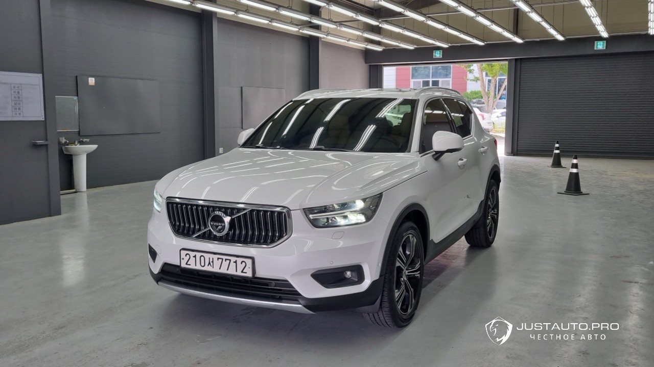 Автомобиль Volvo XC40