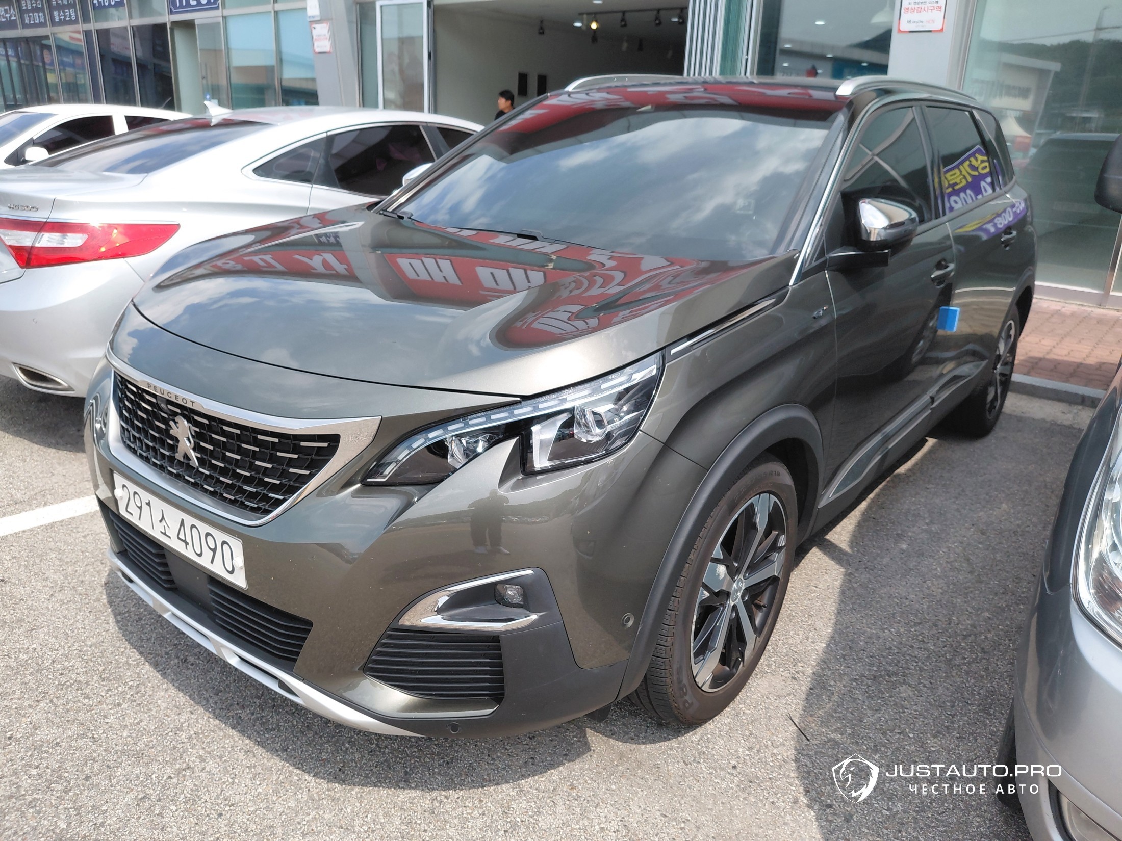Автомобиль Peugeot 5008