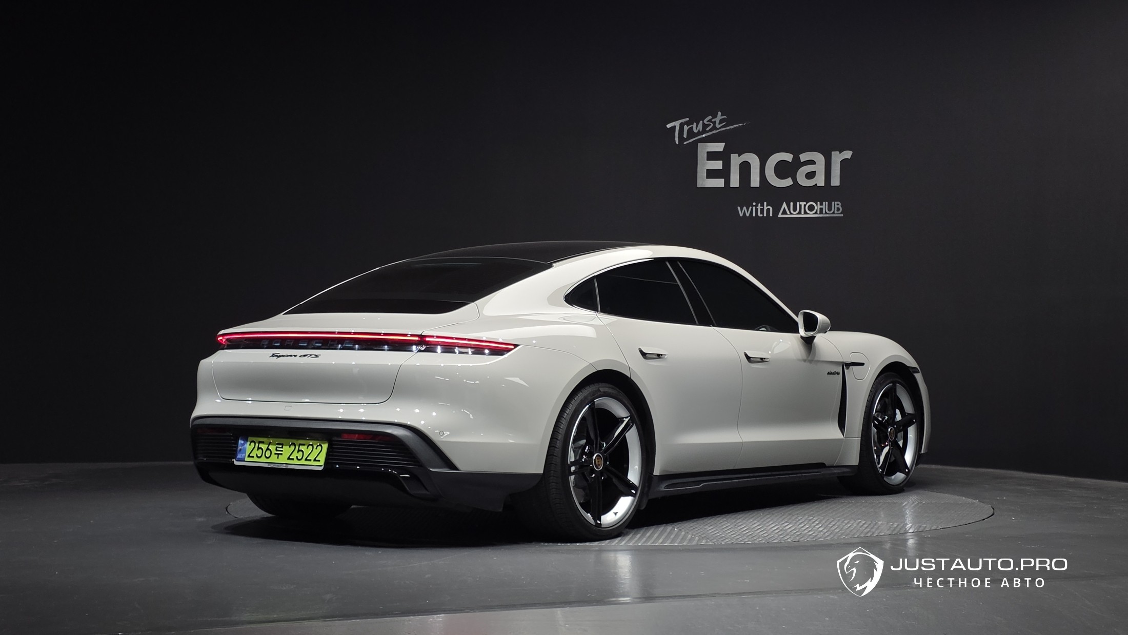 Автомобиль Porsche Taycan