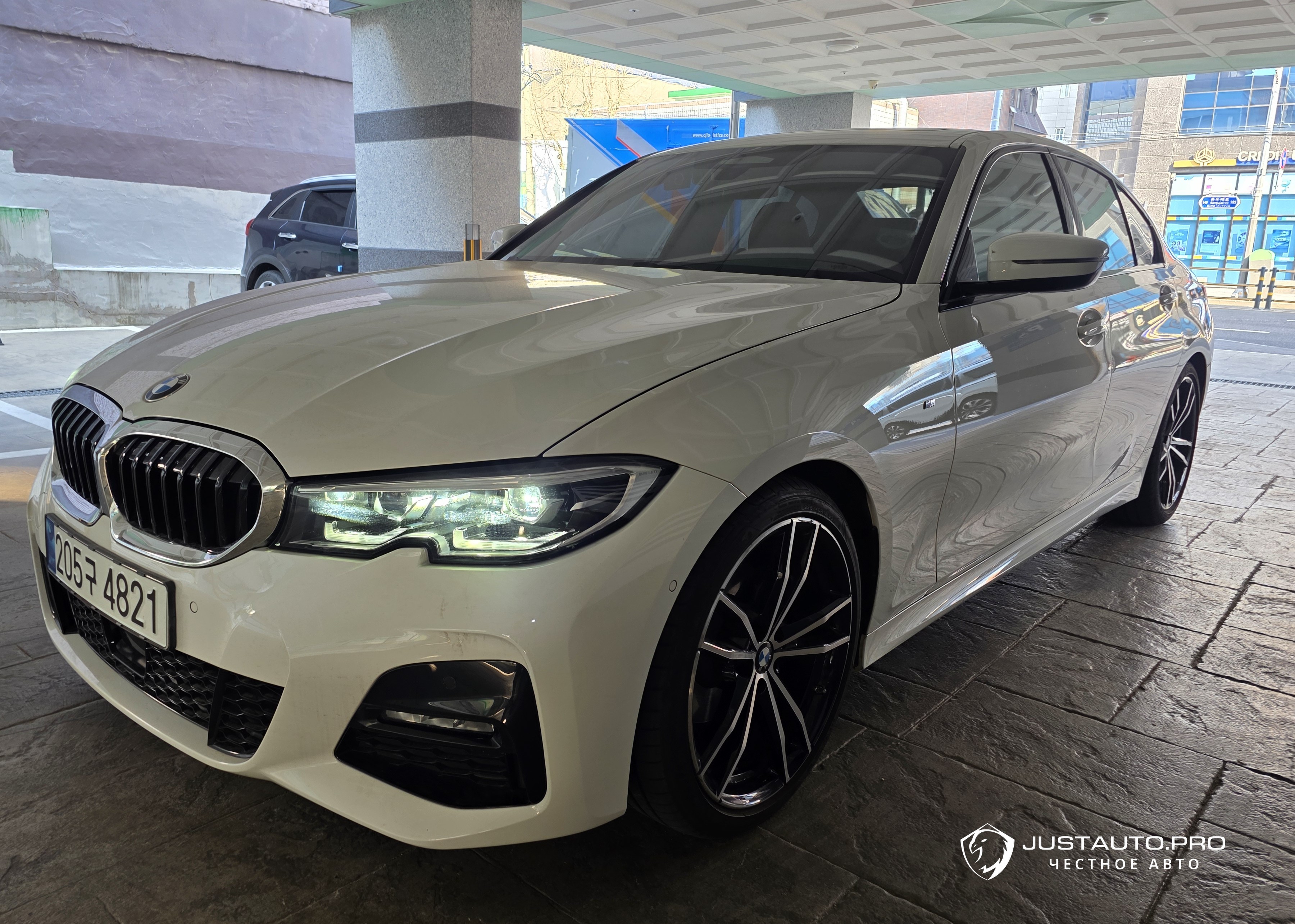 Автомобиль BMW 3-Series