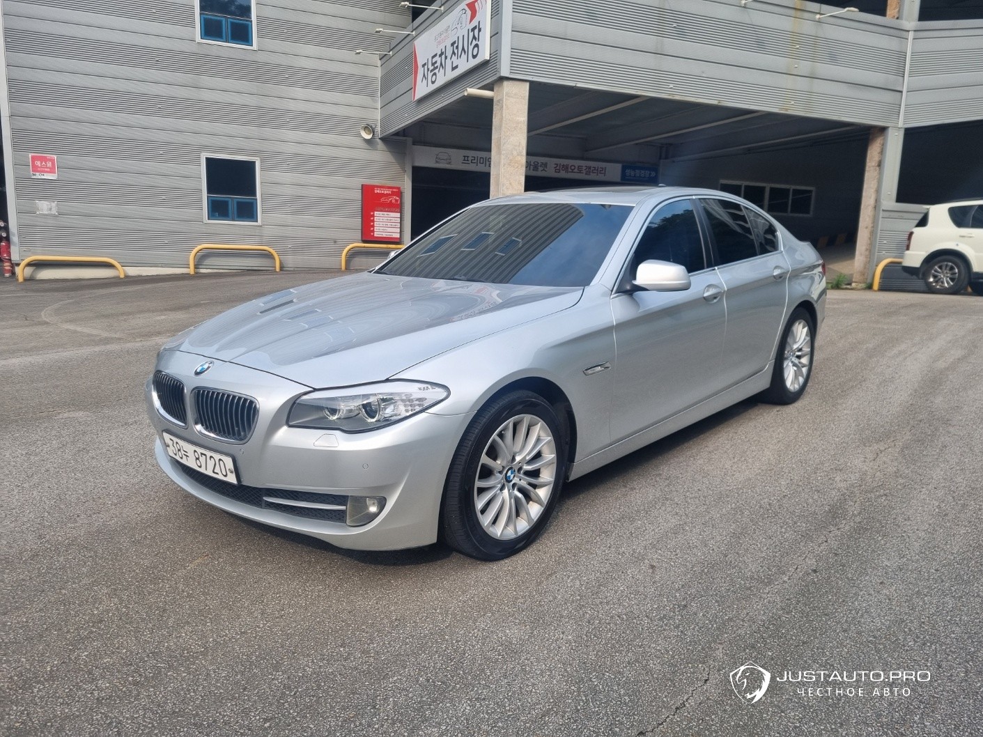 Автомобиль BMW 5-Series