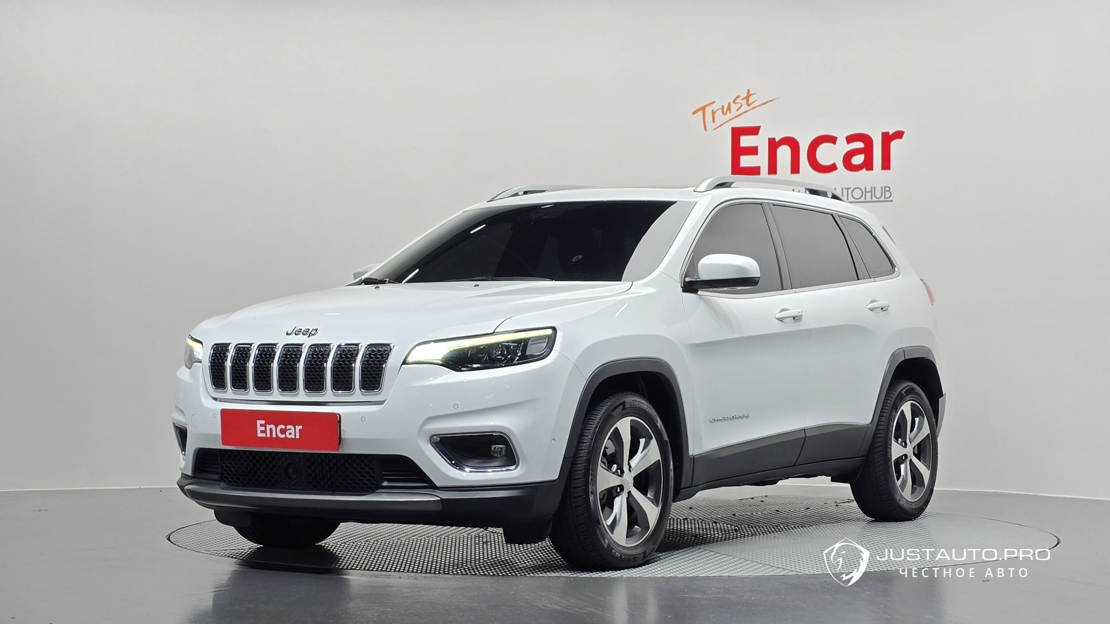 Автомобиль Jeep Cherokee