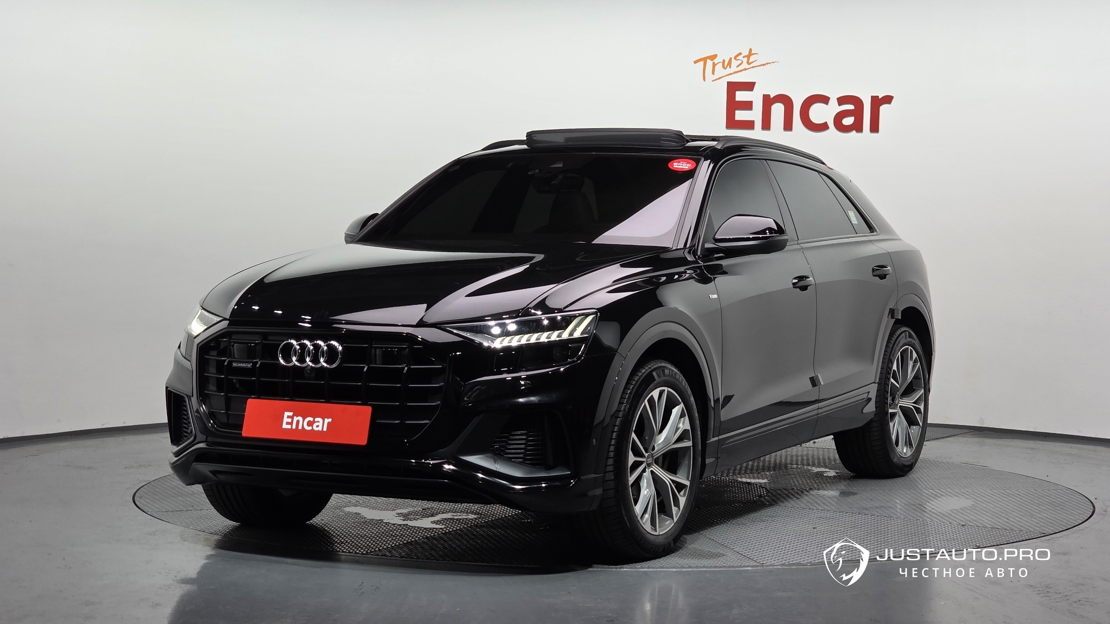 Автомобиль Audi Q8