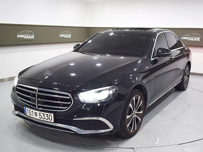 Автомобиль Mercedes-Benz E-Class
