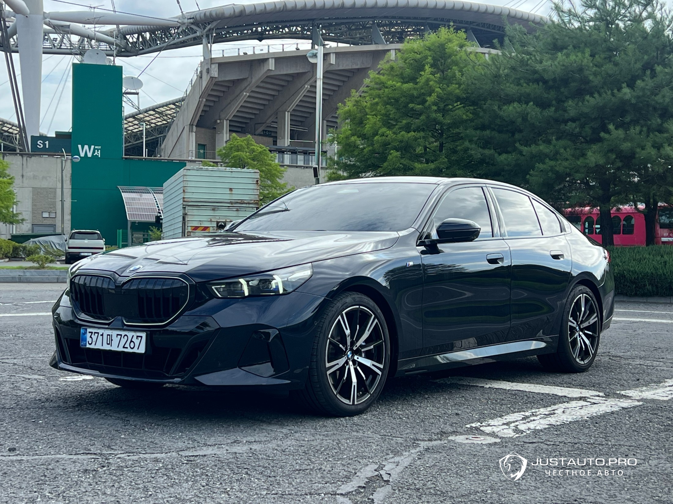 Автомобиль BMW 5-Series