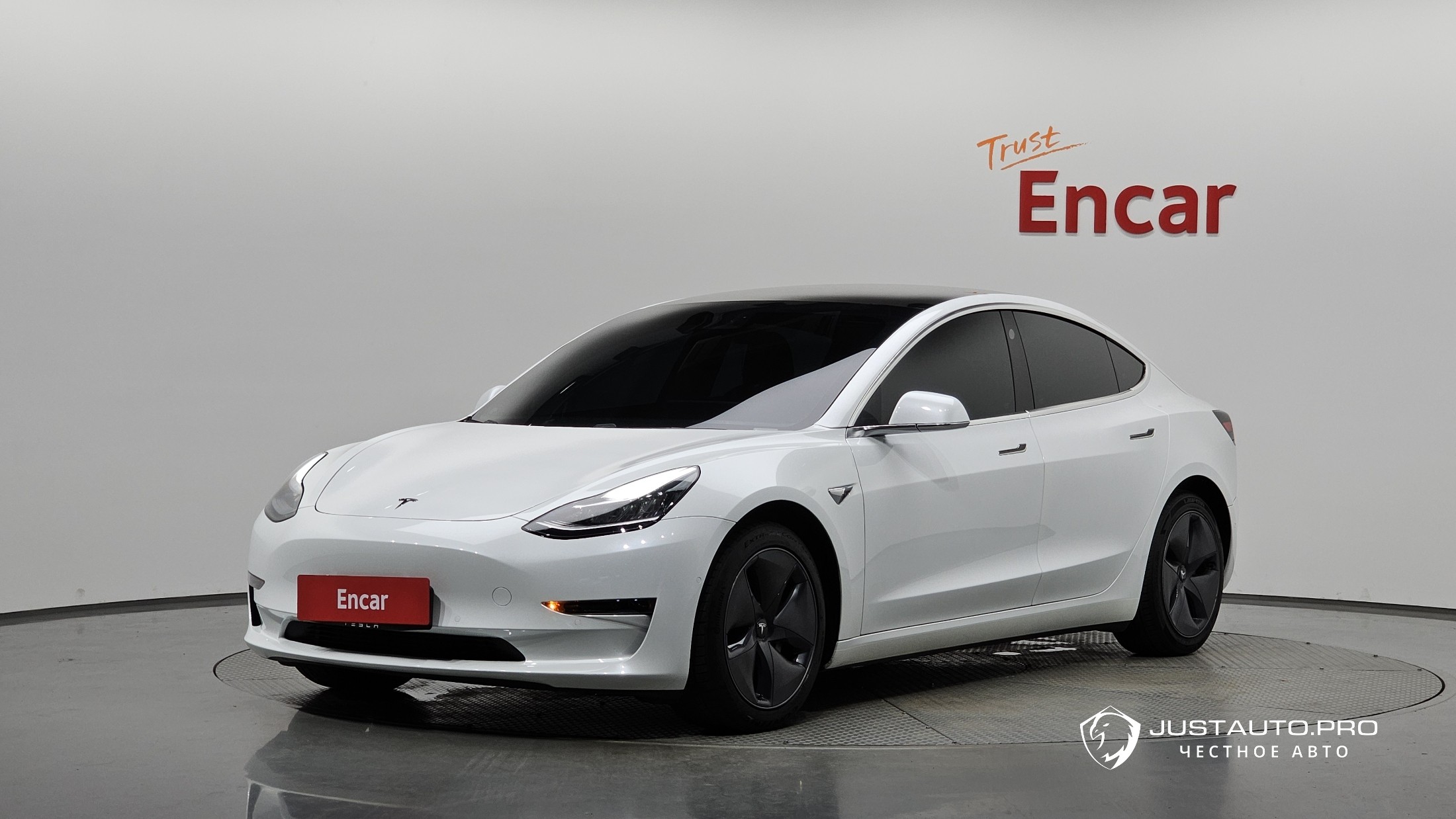 Автомобиль Tesla Model 3
