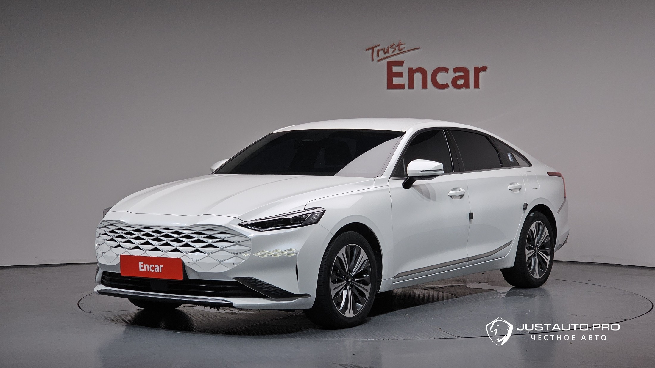 Автомобиль Kia K8