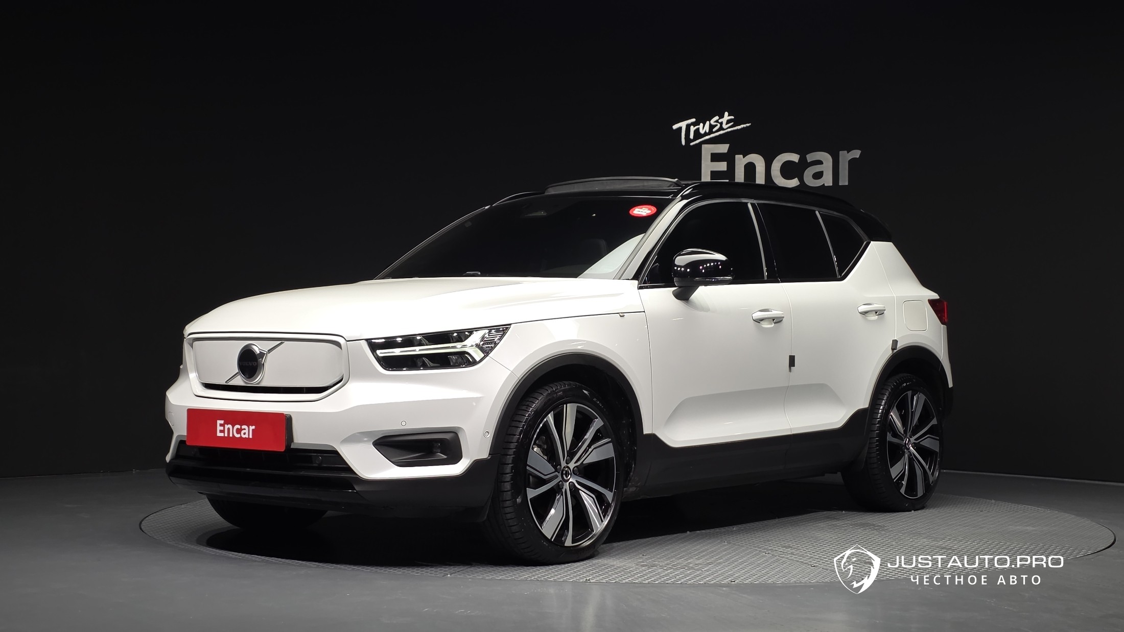 Автомобиль Volvo XC40