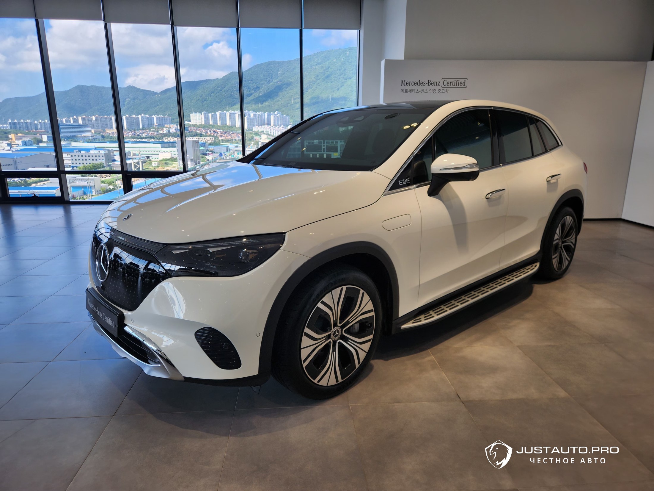 Автомобиль Mercedes-Benz EQE