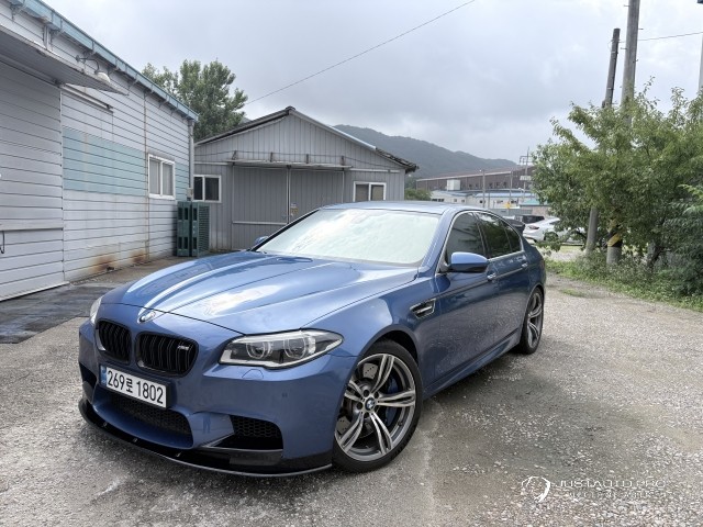 Автомобиль BMW M5