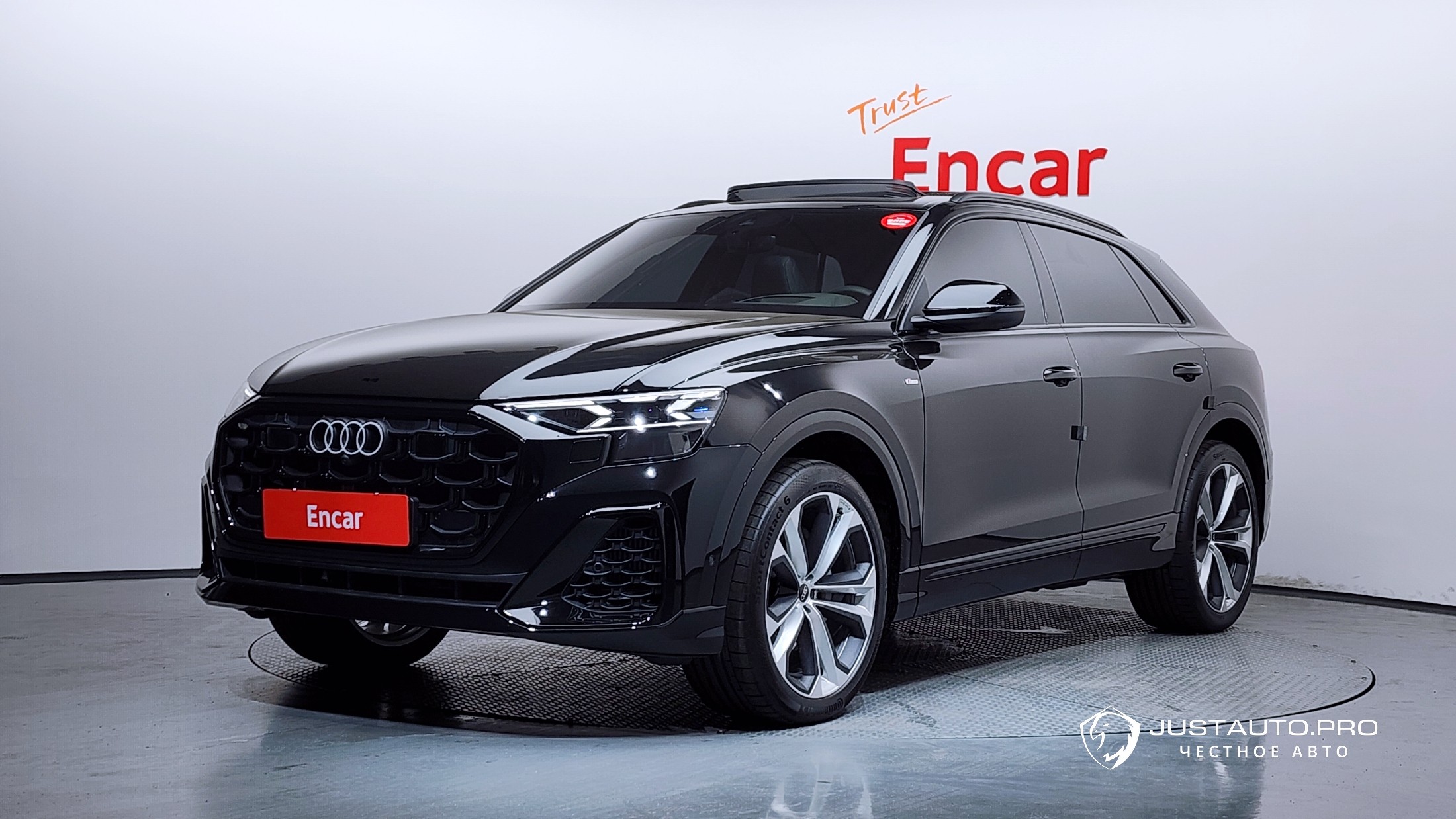 Автомобиль Audi Q8