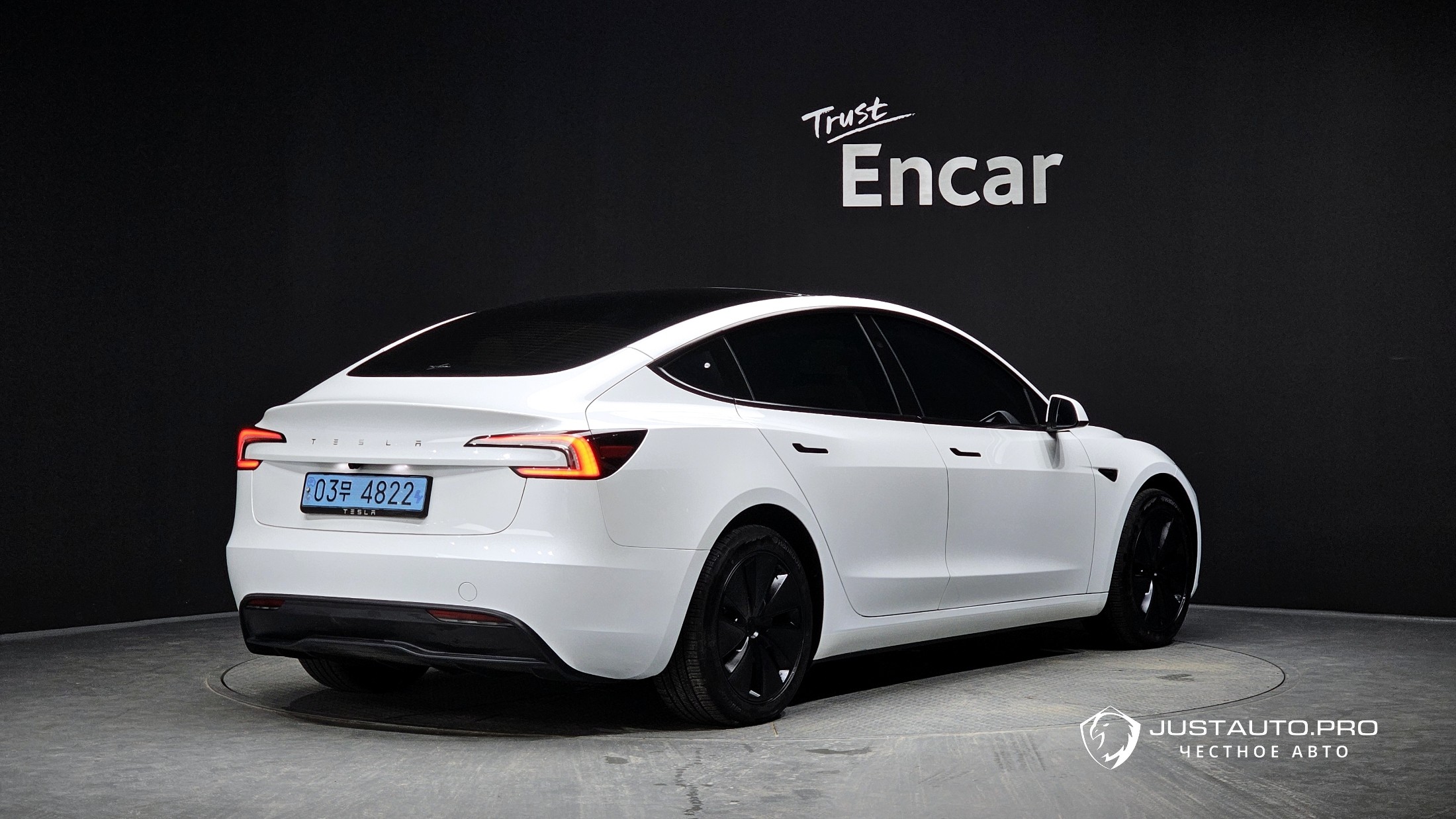 Автомобиль Tesla Model 3
