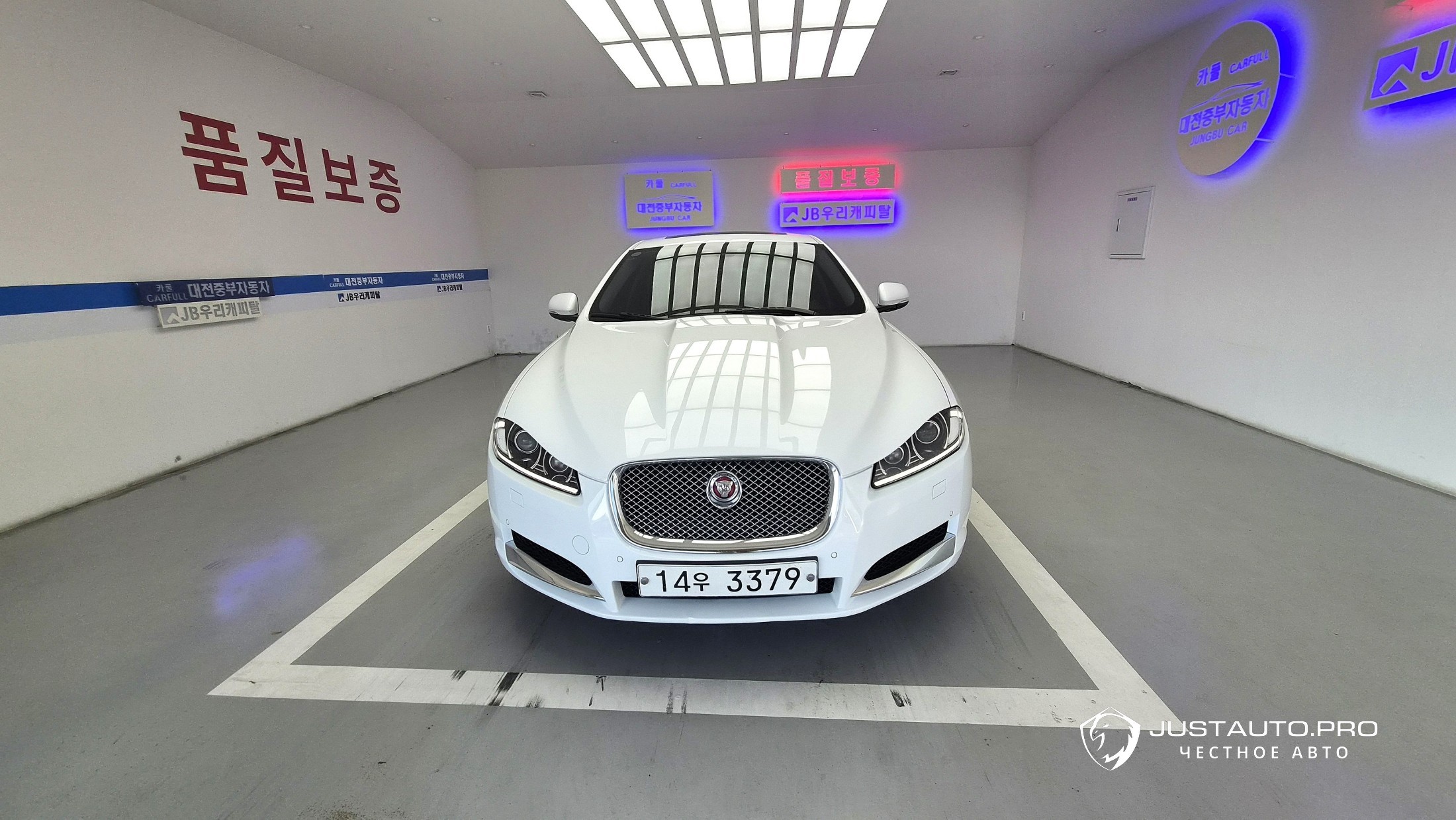 Автомобиль Jaguar XF