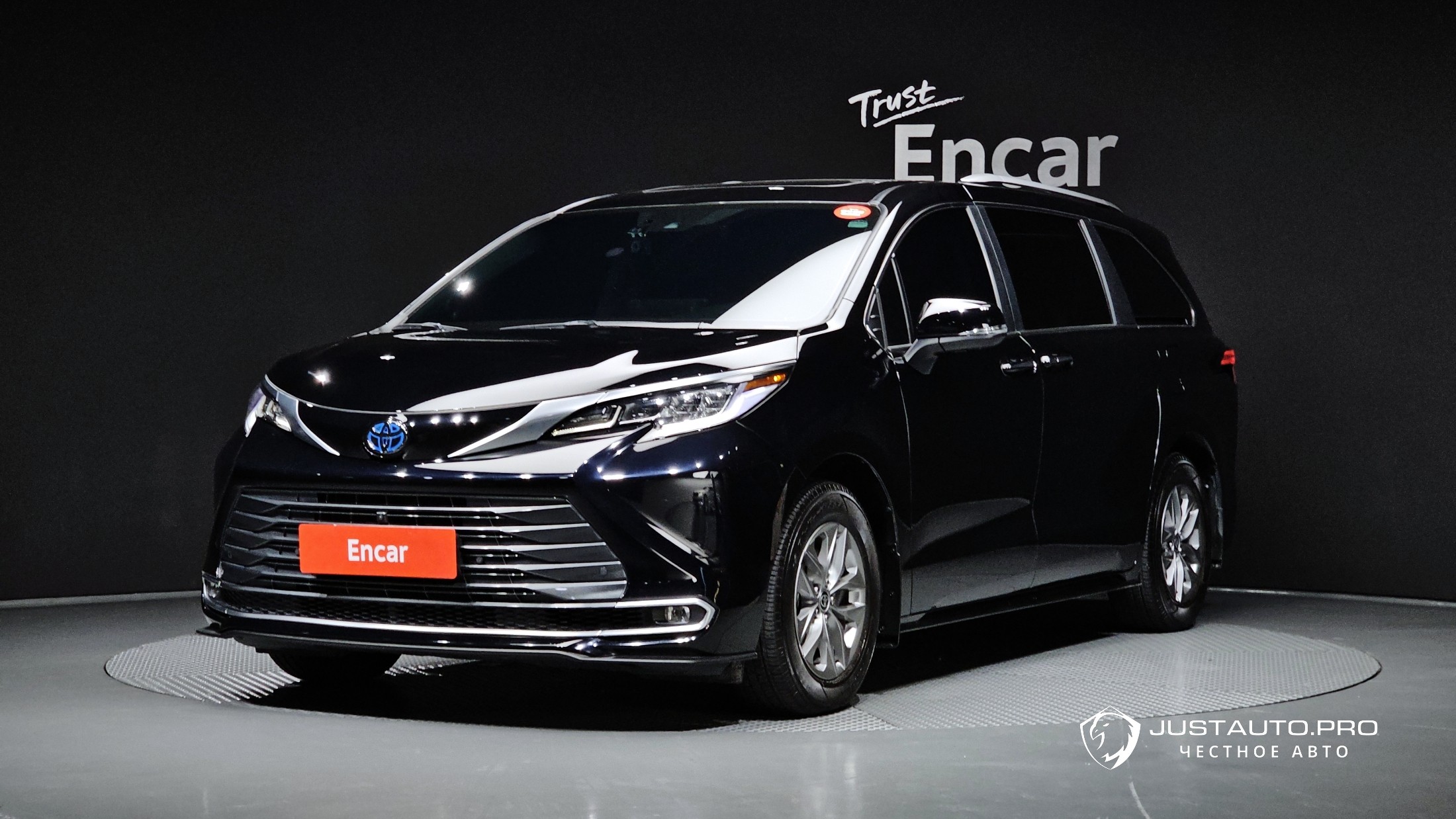 Автомобиль Toyota Sienna